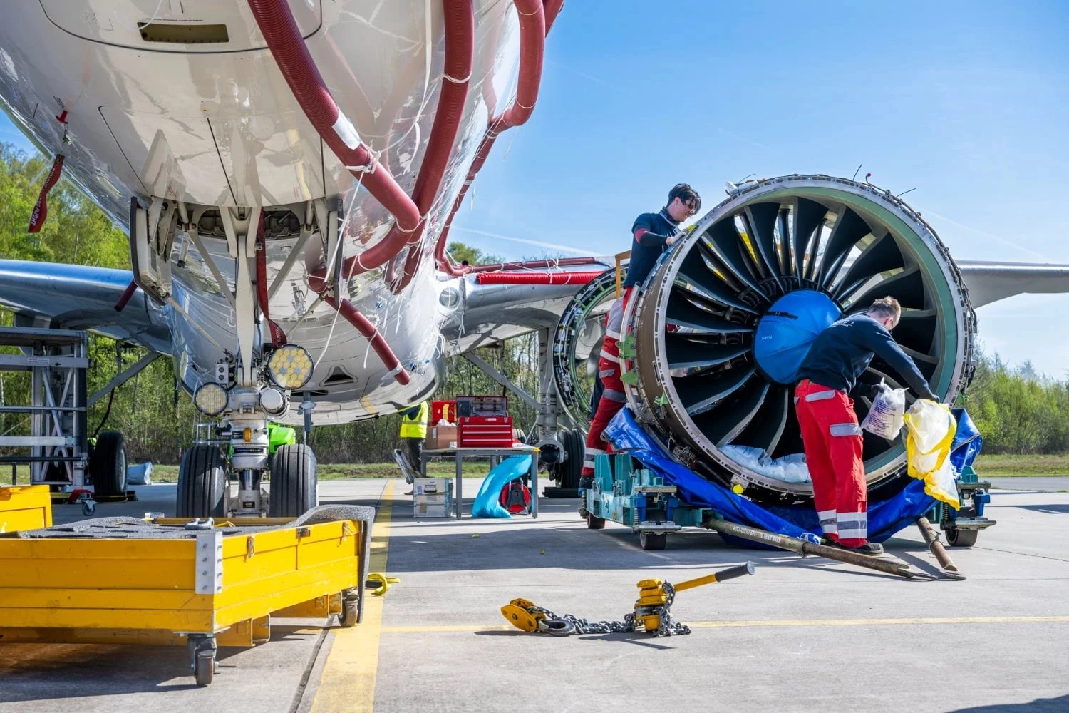 O jato E195-E2 da KLM sendo desembalado para voltar ao serviço. (KLM)