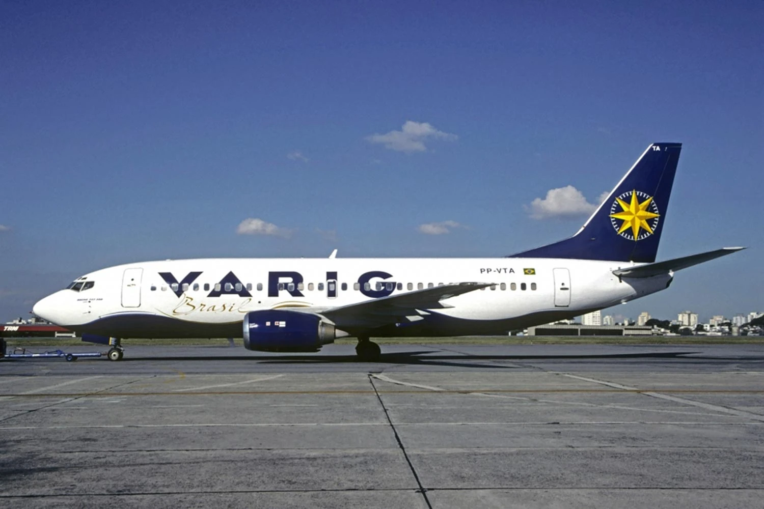 O PP-VTA foi um dos últimos 737-300 recebidos pela VARIG. Posteriormente recebeu a última versão da pintura da empresa (Christian Volpati)