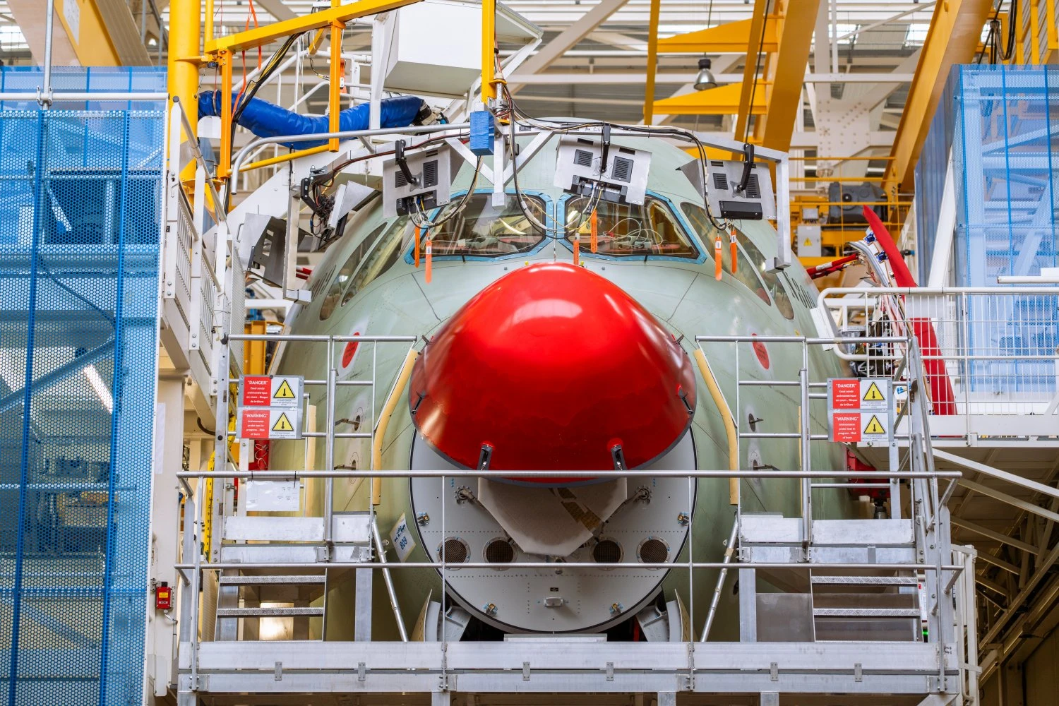 O primeiro A350 da KLM na linha de montagem em Toulouse.