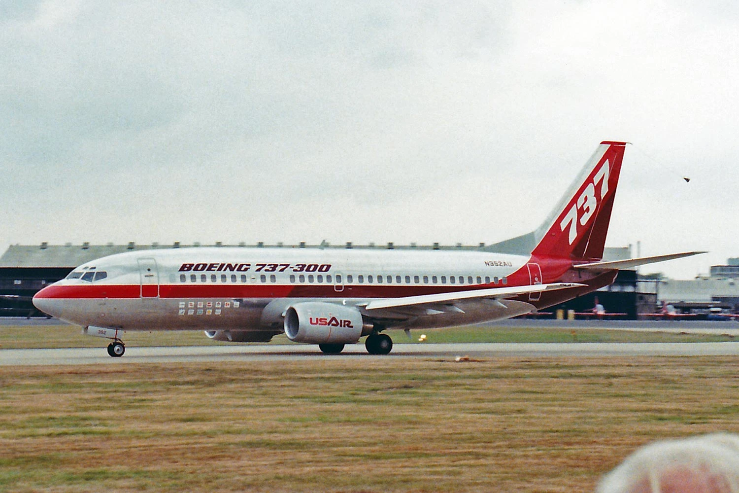 O segundo protótipo do Boeing 737-300 é exibido no Farnborough Air Show com as clientes lançadora do modelo (Ken Fielding).