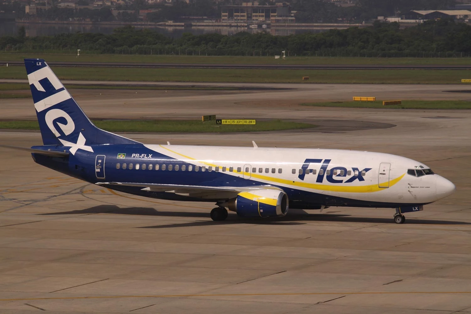 PR-FLX no Aeroporto do Galeão, Rio de Janeiro (Aeroprints).