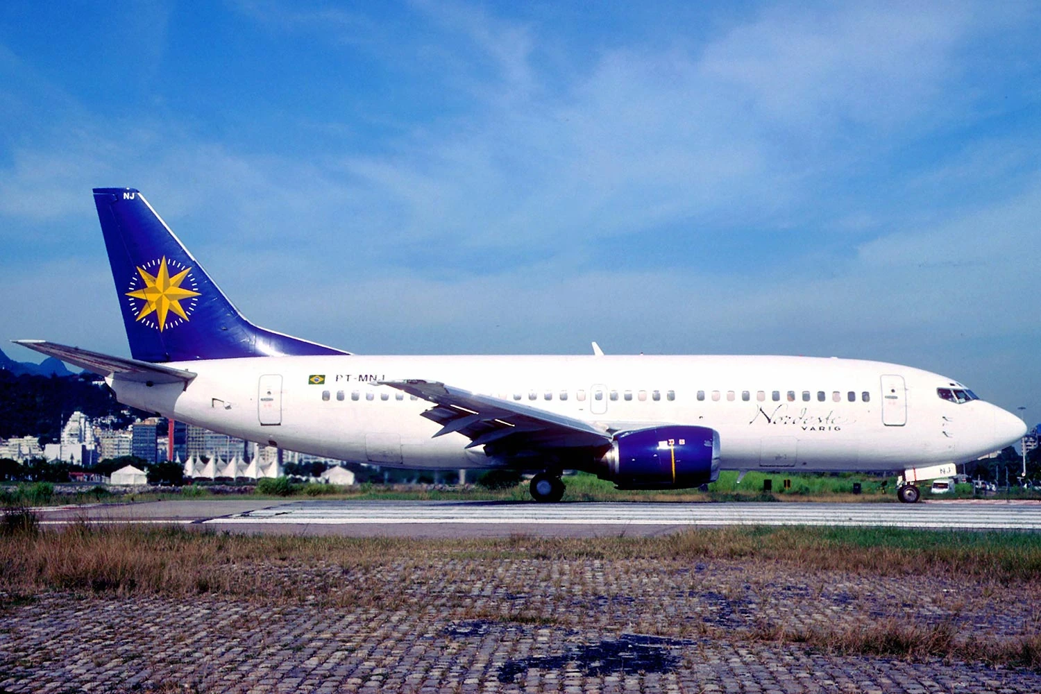 PT-MNJ operando voos da VARIG. A aeronave recebeu logojets da Turma da Mônica e do Valor Econômico, motivo pelo qual o logotipo da empresa está pequeno (Aeroicarus).