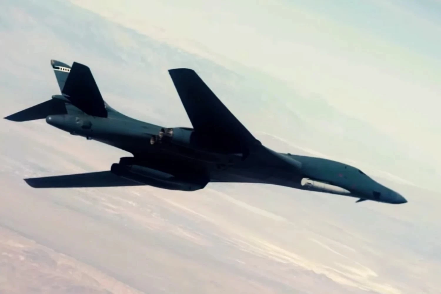 Bombardeiro B-1B aparece míssil hipersônico ARRW em vídeo da Força Aérea dos EUA