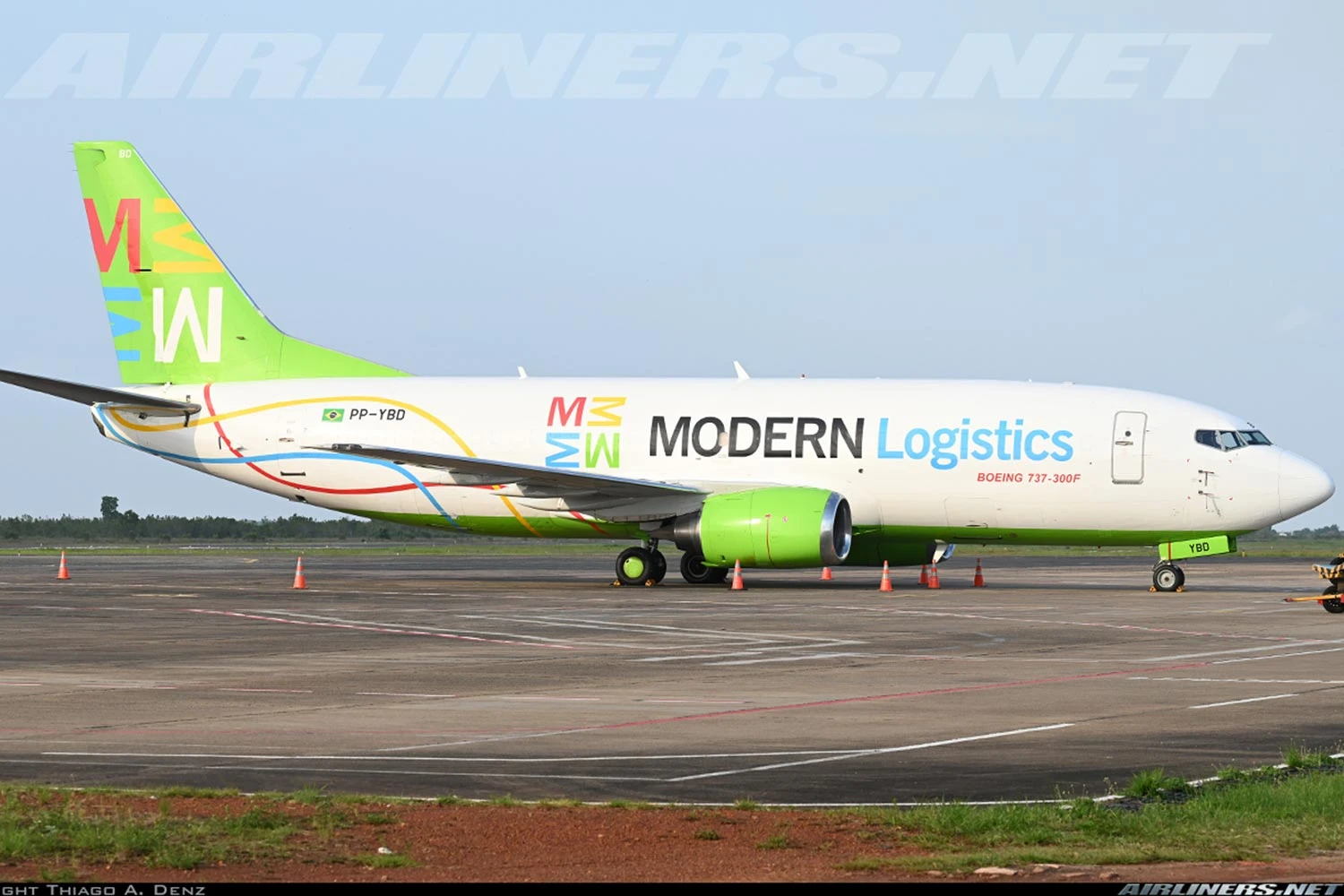Um dos dois Boeing 737-300F da Modern (ThiagoA. Denz via Airliners.net).