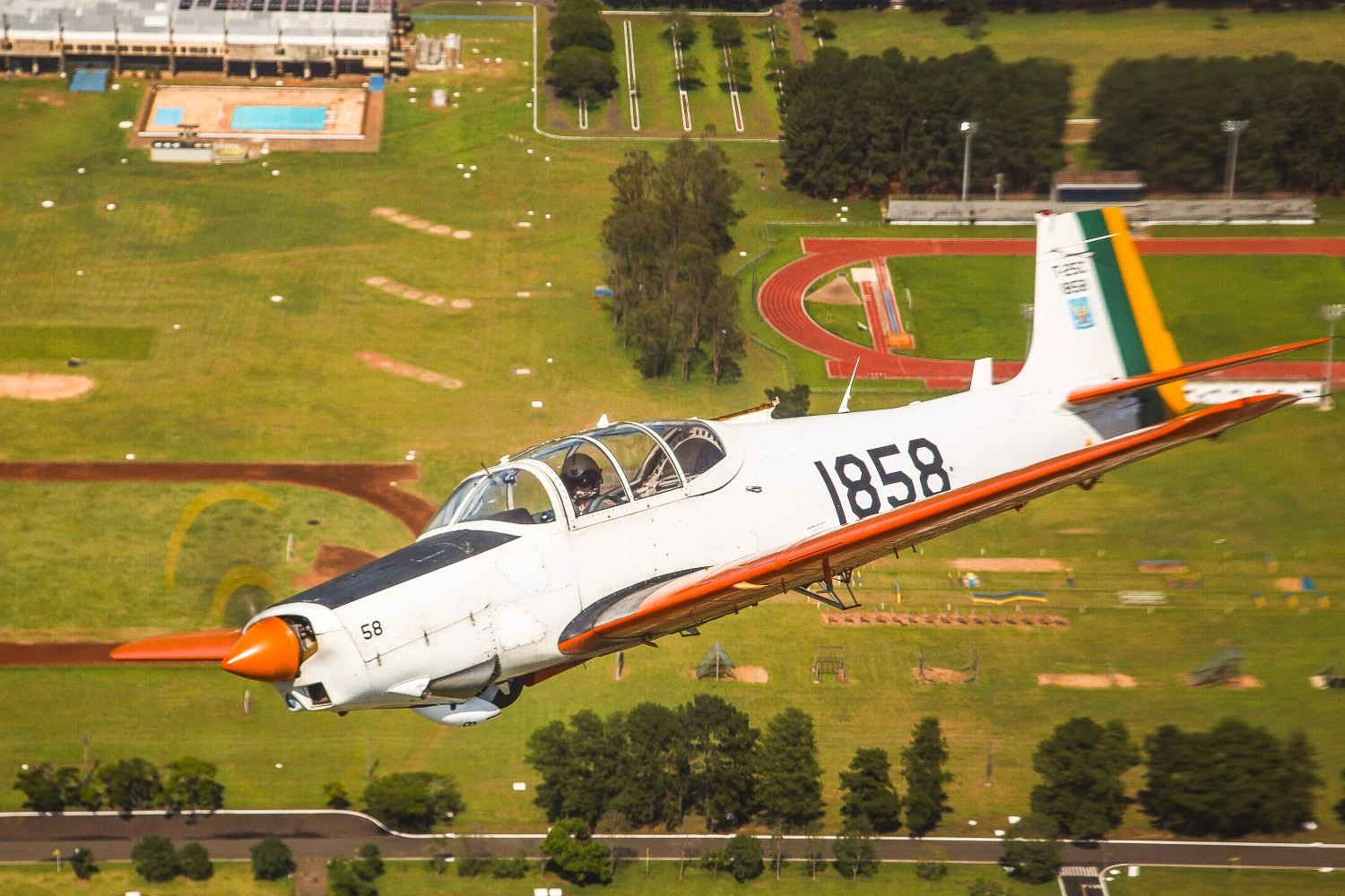 Um T-25 sobrevoa a Base A&eacute;rea de Pirassununga (FAB)