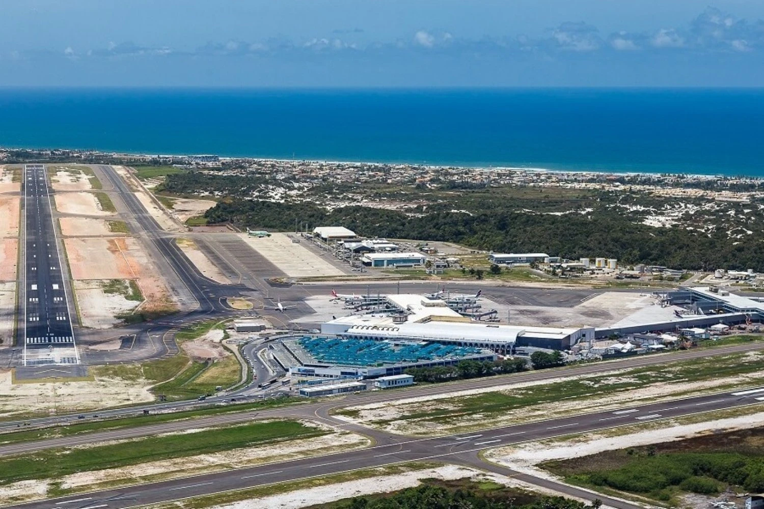Aeroporto de Salvador: a pista auxiliar na parte inferior (Vinci Airports)