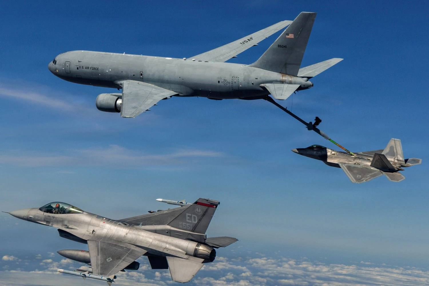 Boeing KC-46 Pegasus e caças F-16 e F-22