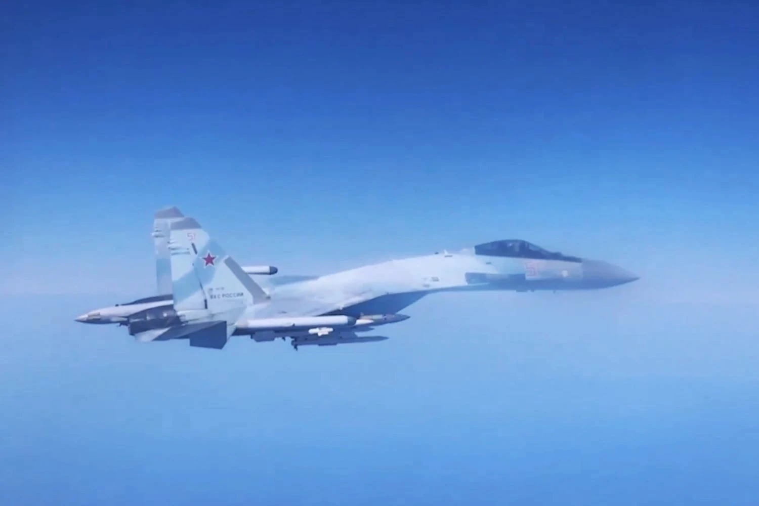 Caça russo Su-35 voa ao lado do RC-135W (MOD UK)