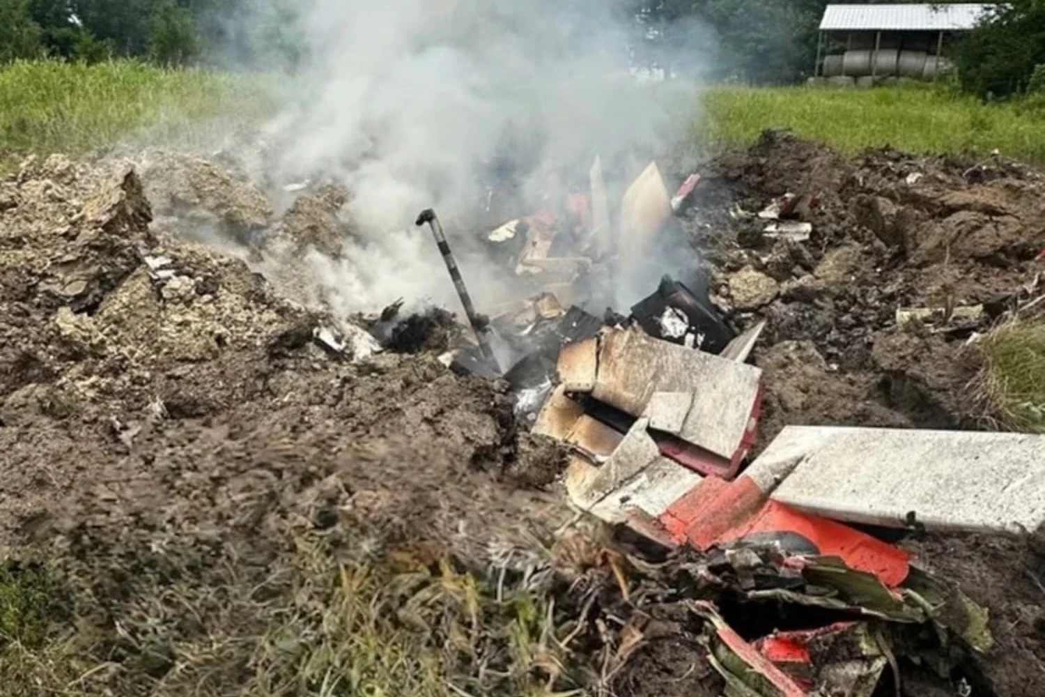 Destroços do jato de treinamento T-45 Goshawk da Marinha dos EUA que caiu em 26 de maio. (Social media)