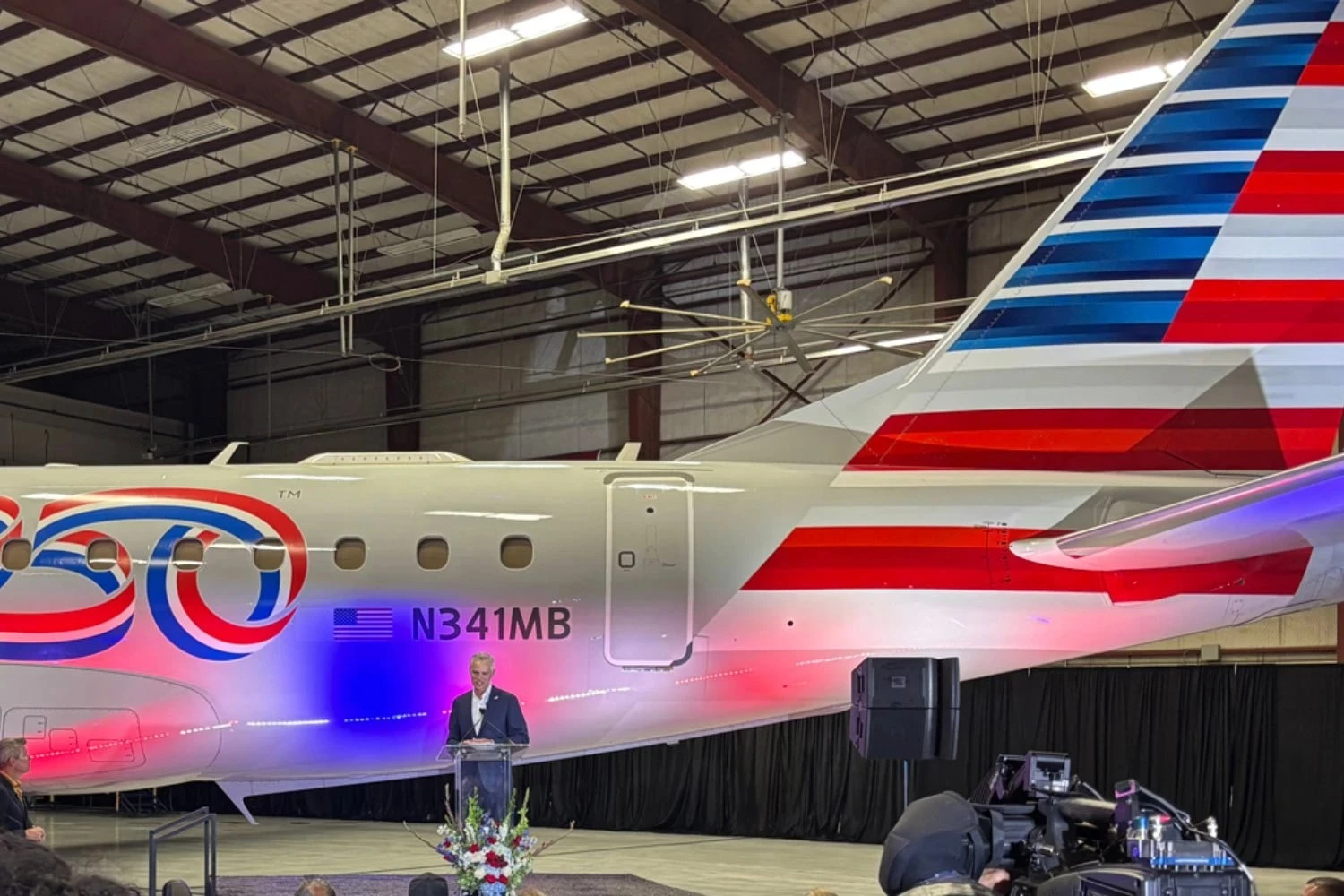 Embraer E175 com a pintura centen&aacute;ria (American Airlines)