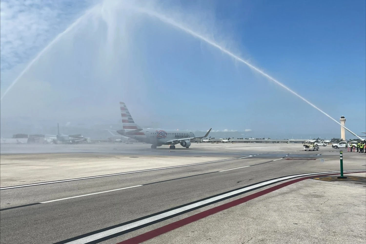 Embraer E175 retomou os voos da American Airlines para a Venezuela em 30 de abril. (American Airlines)