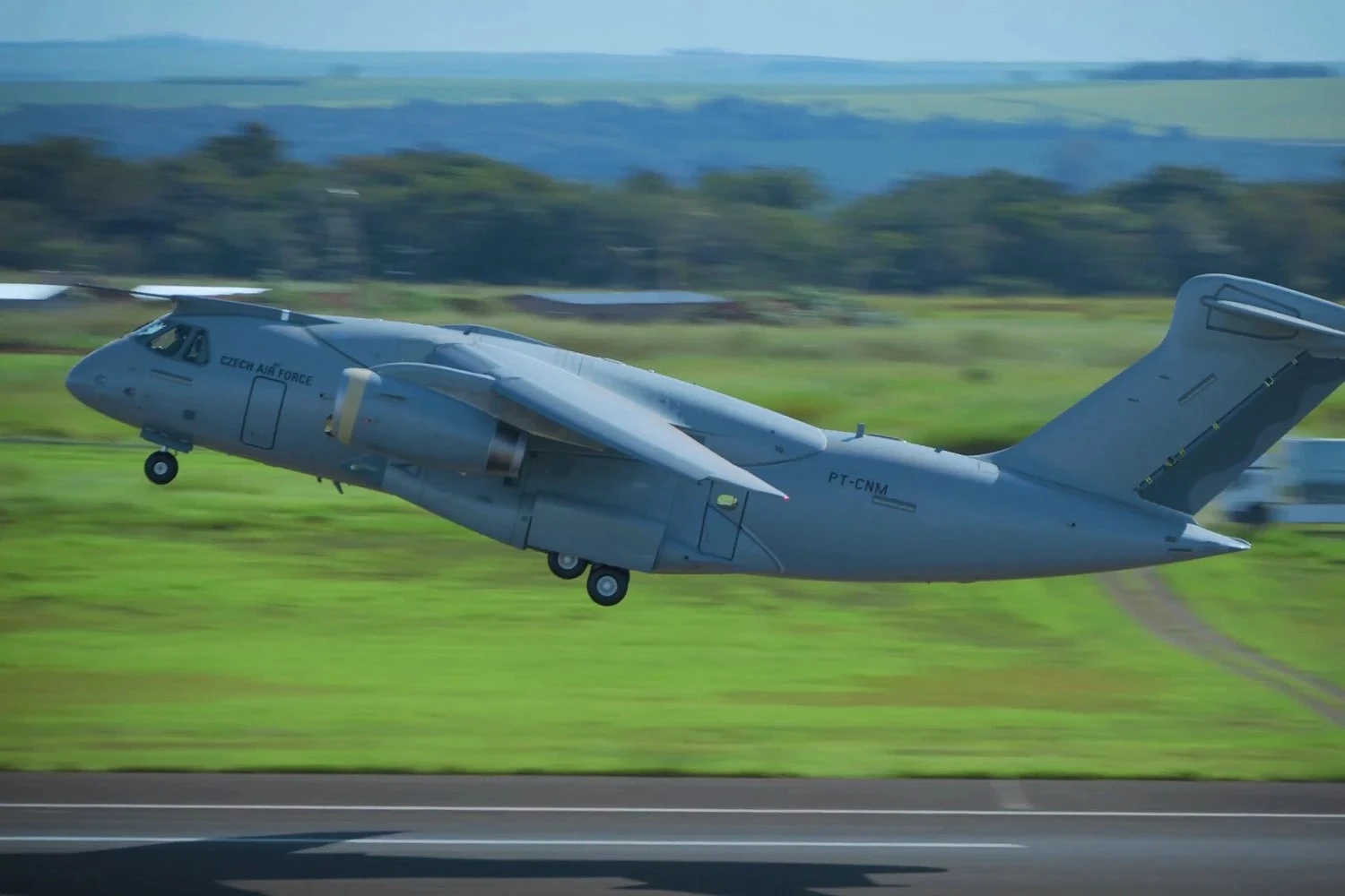 Primeiro KC-390 da Força Aérea Tcheca realiza voo inaugural