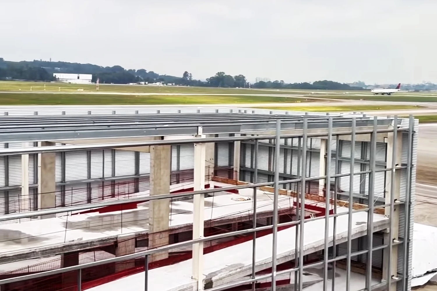 Estrutura de acesso à ponte de embarque (GRU Airport)