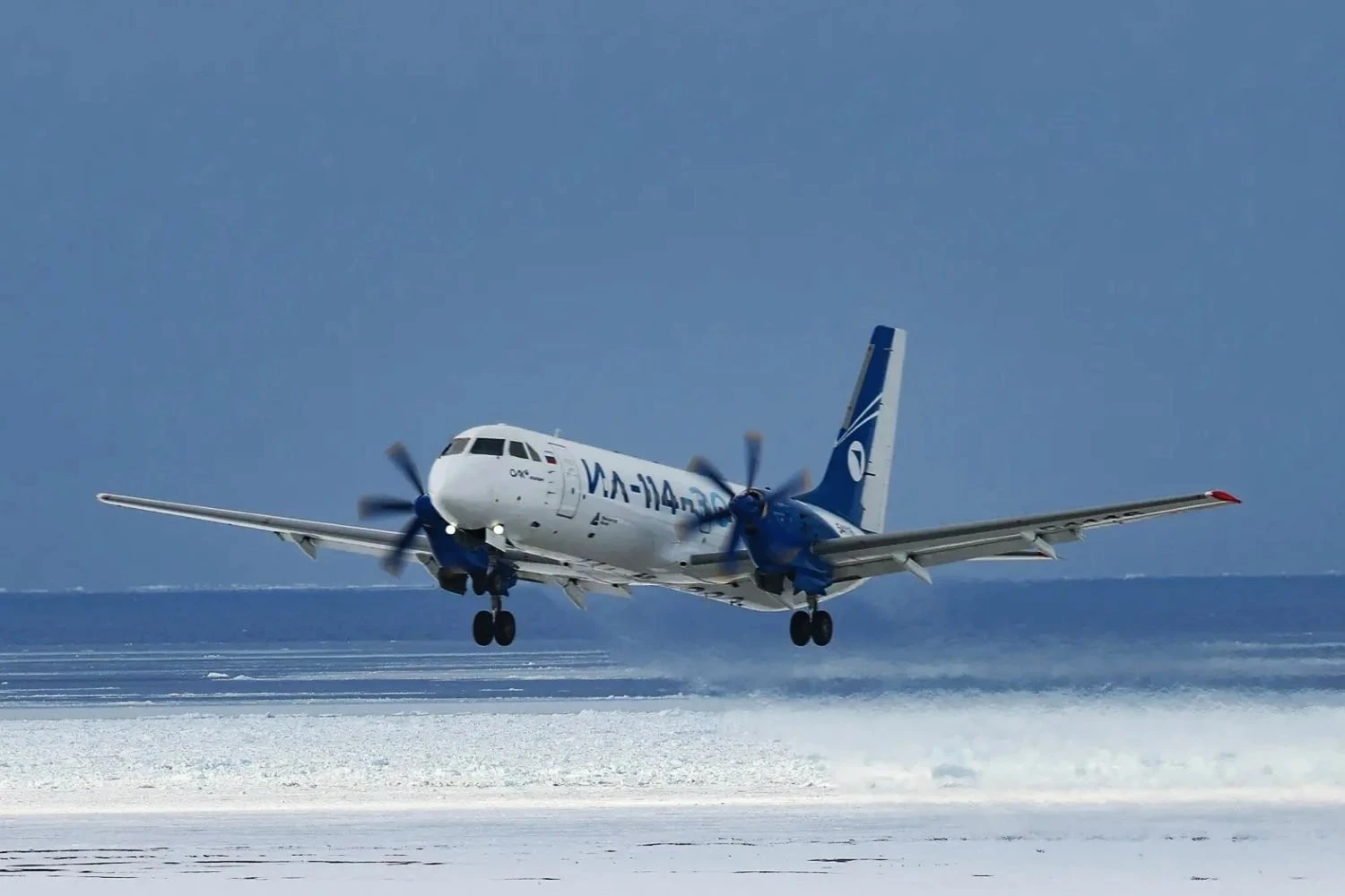 Turboélice russo Il-114-300 realiza voos de certificação no Ártico