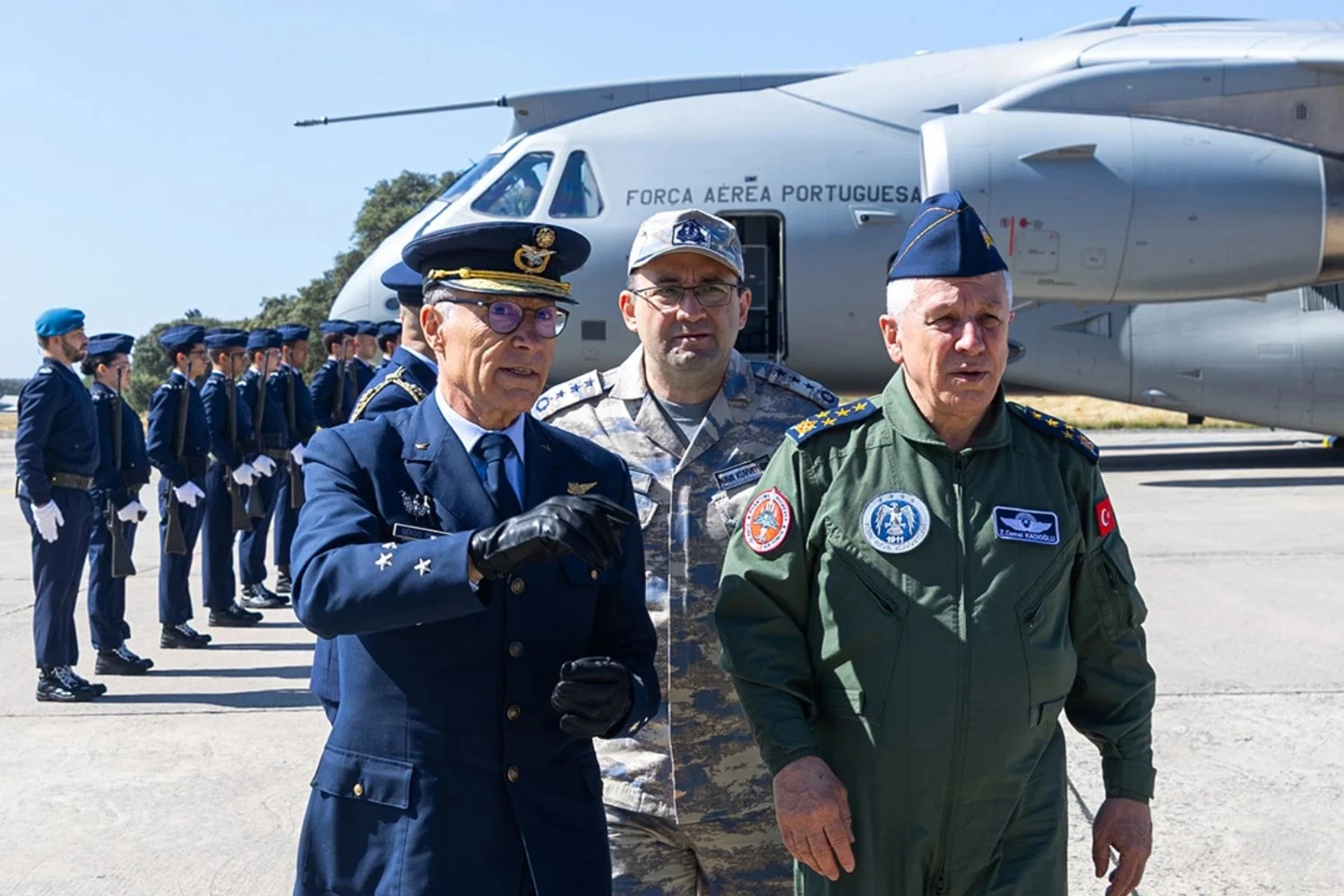 Comandante da Força Aérea da Turquia conhece o KC-390 em Portugal