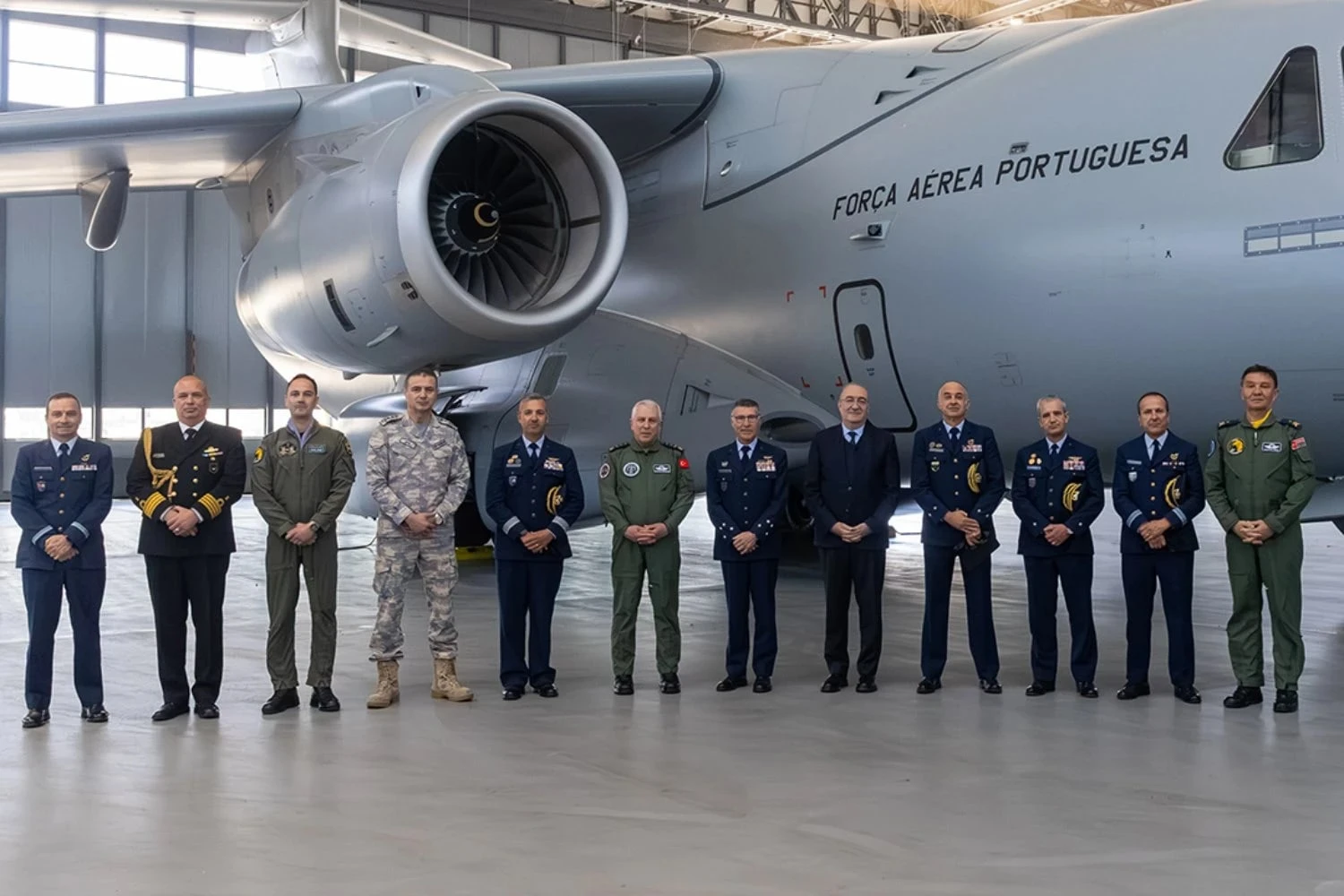 O comandante da Força Aérea Turca, Gen Ziya Cemal Kadıoğlu, visitou a Base Aérea de Beja em Portugal e conheceu o KC-390 Millennium (FAP)