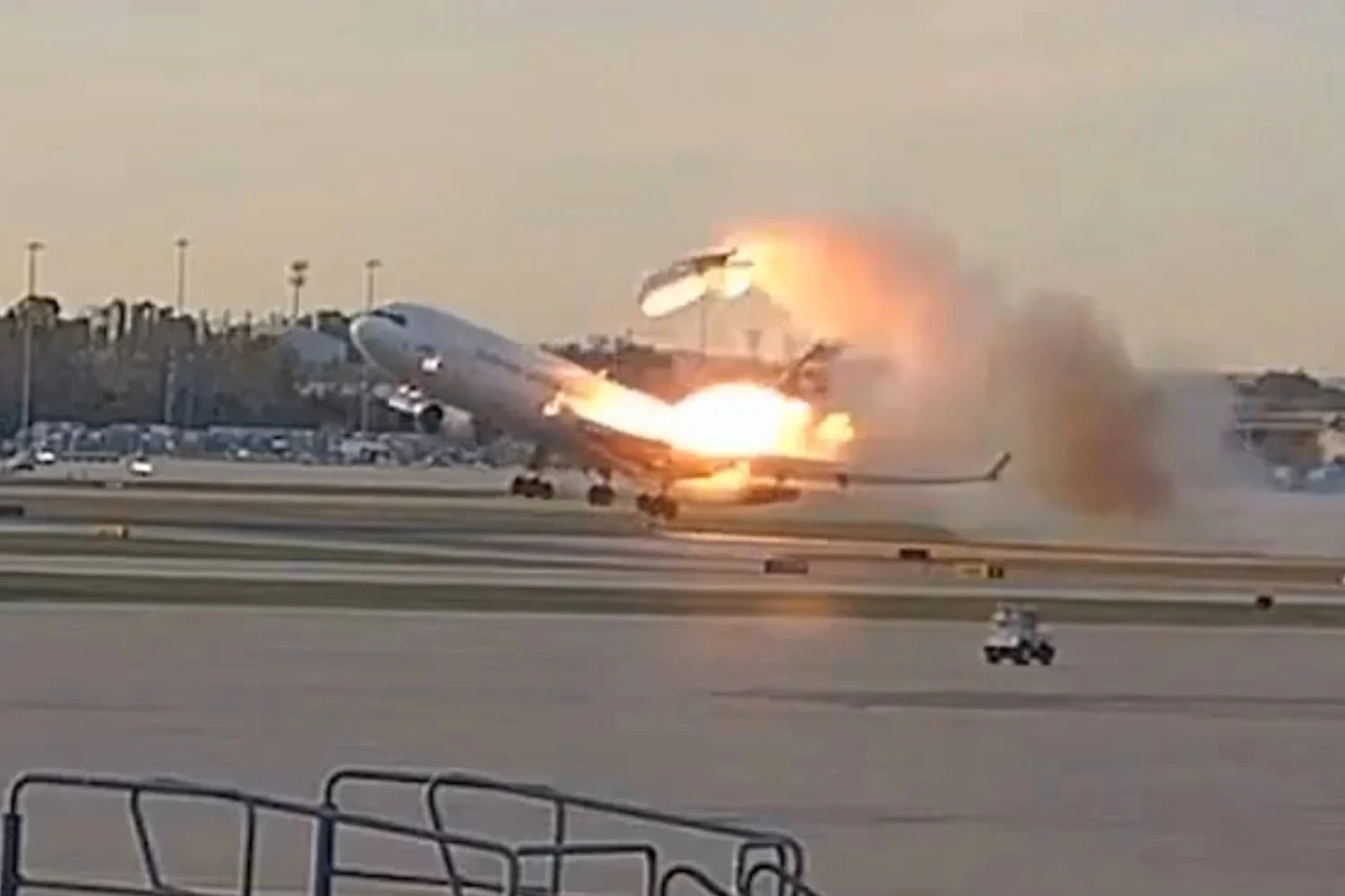 Investigadores divulgam vídeo em que motor do MD-11 da UPS se solta após a decolagem
