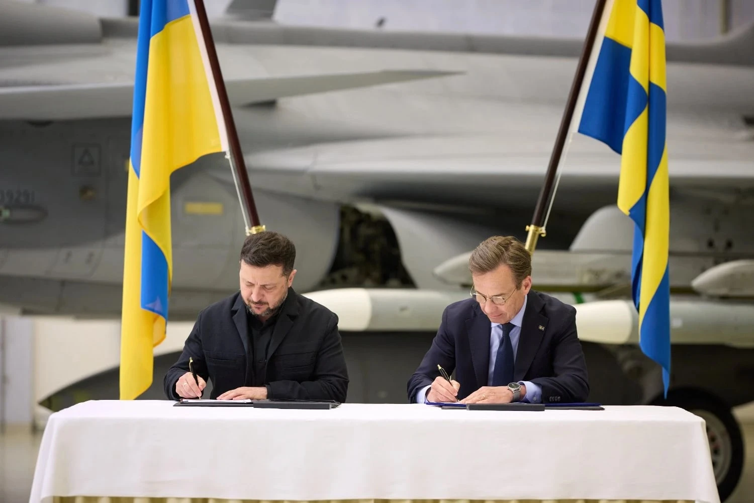 O presidente ucraniano Volodymyr Zelenskyy e o primeiro-ministro sueco Ulf Kristersson assinaram um novo pacote de ajuda militar em 28 de maio (Ukraine government)