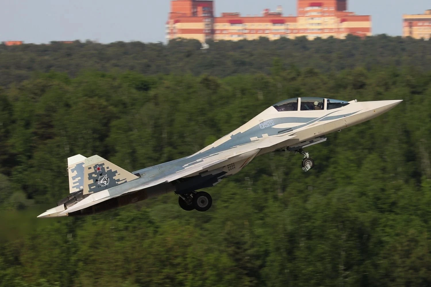 Rússia coloca em voo o caça invisível Su-57D de dois lugares
