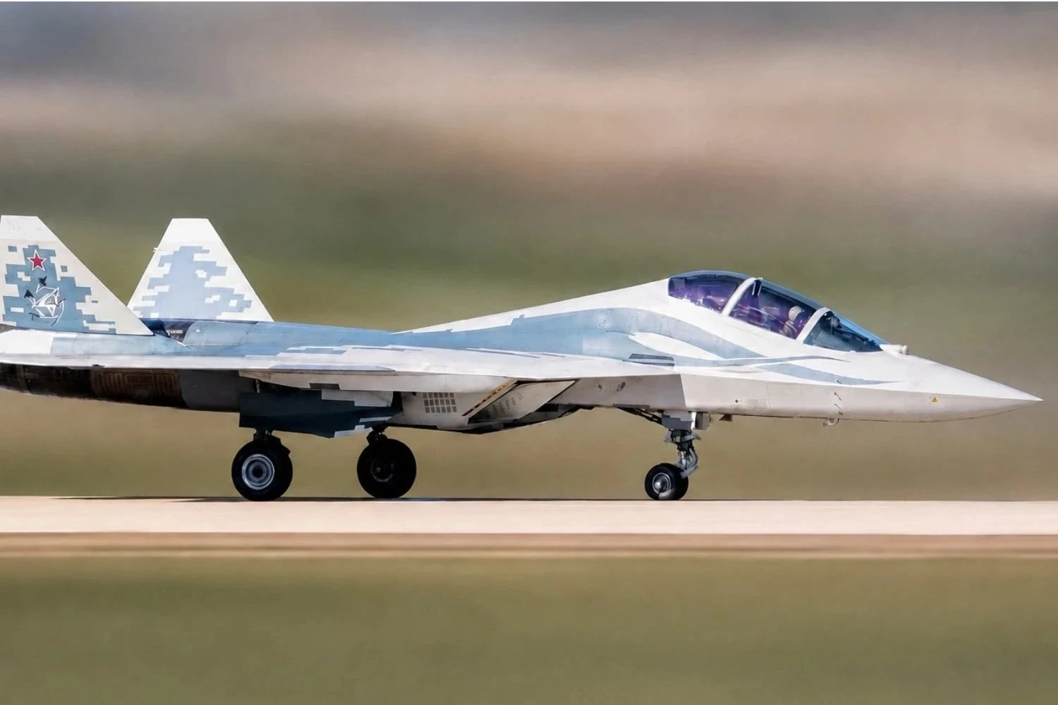 Versão de dois assentos do caça russo Su-57 surge na internet
