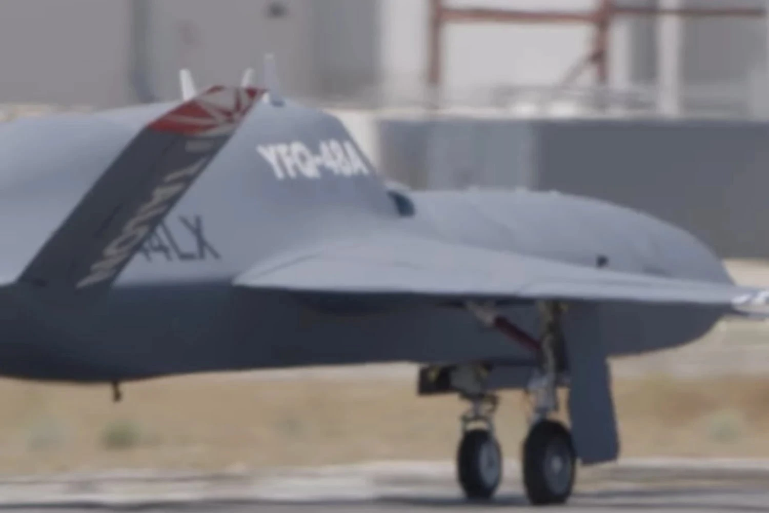 YFQ-48A durante testes de táxi (Northrop Grumman)