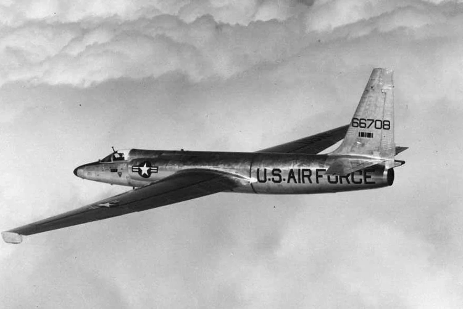 Inicialmente, o U-2 não era pintado. Mais tarde, devido à natureza de suas missões, passou a ser pintado inteiramente de preto (Foto – USAF).