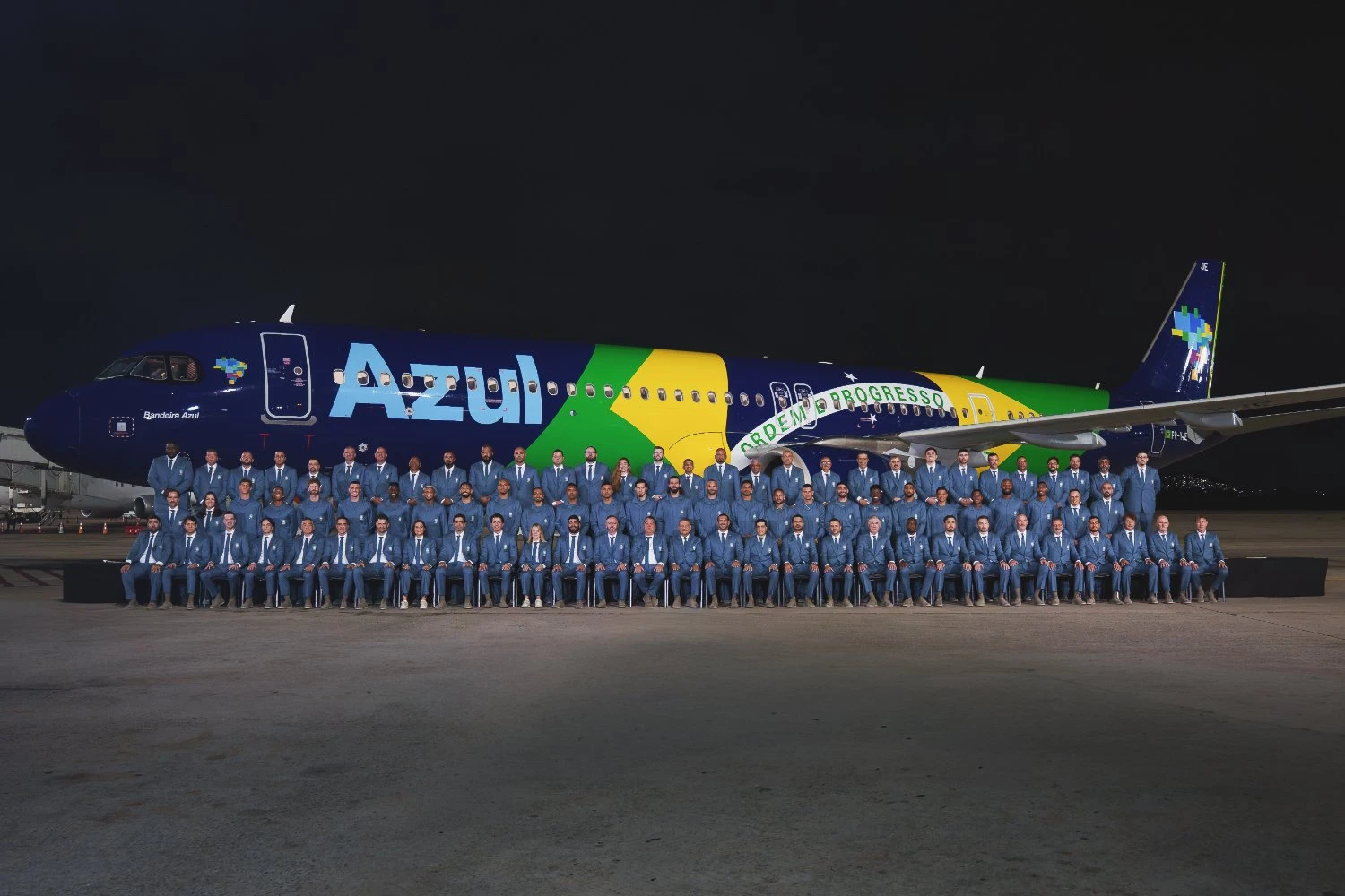 Atletas e a comissão técnica da Seleção Brasileira em frente a um A320neo da Azul (Azul Linhas Aéreas)
