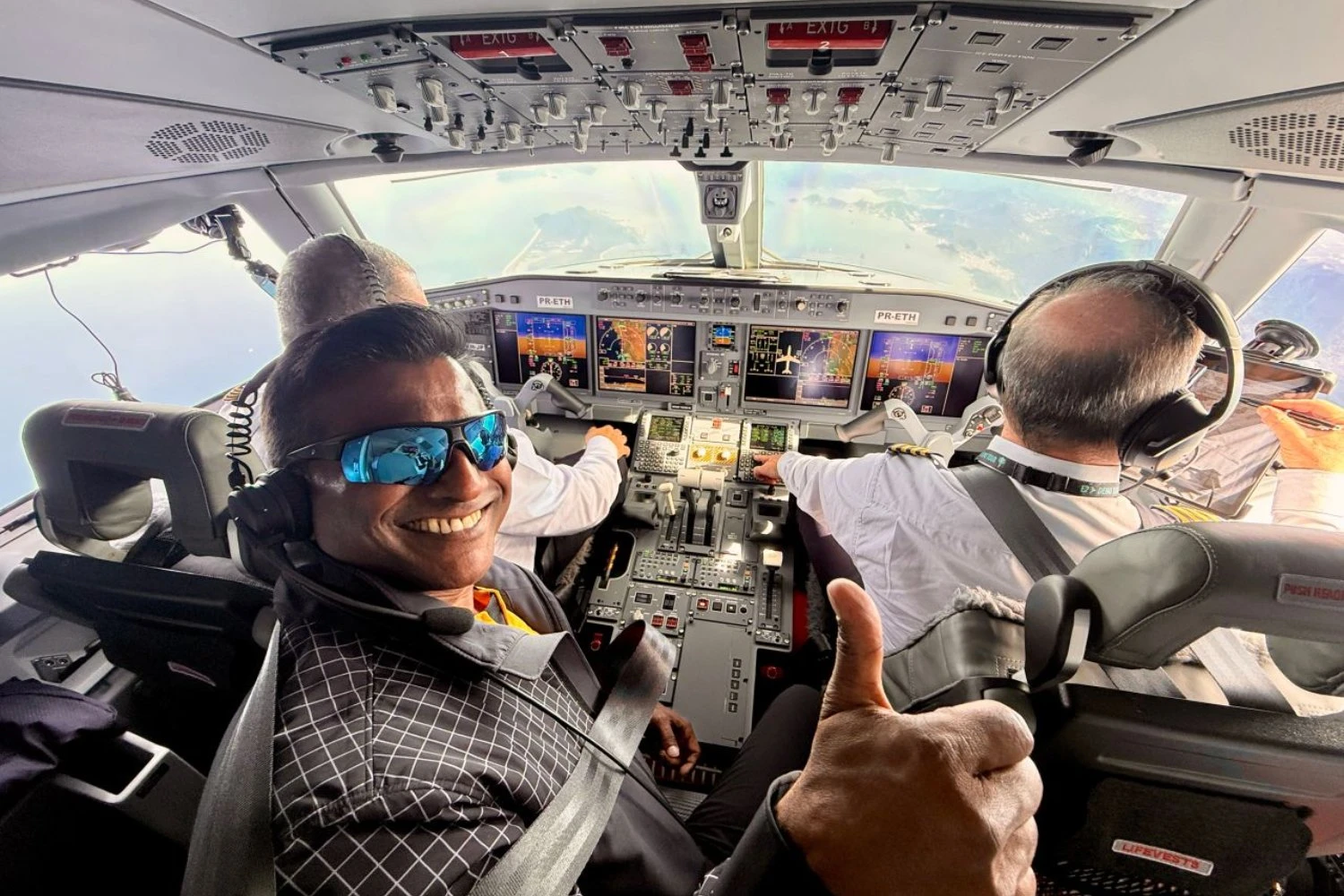 CEO da Jazeera Airways elogia jato da Embraer E2 após visita ao Brasil