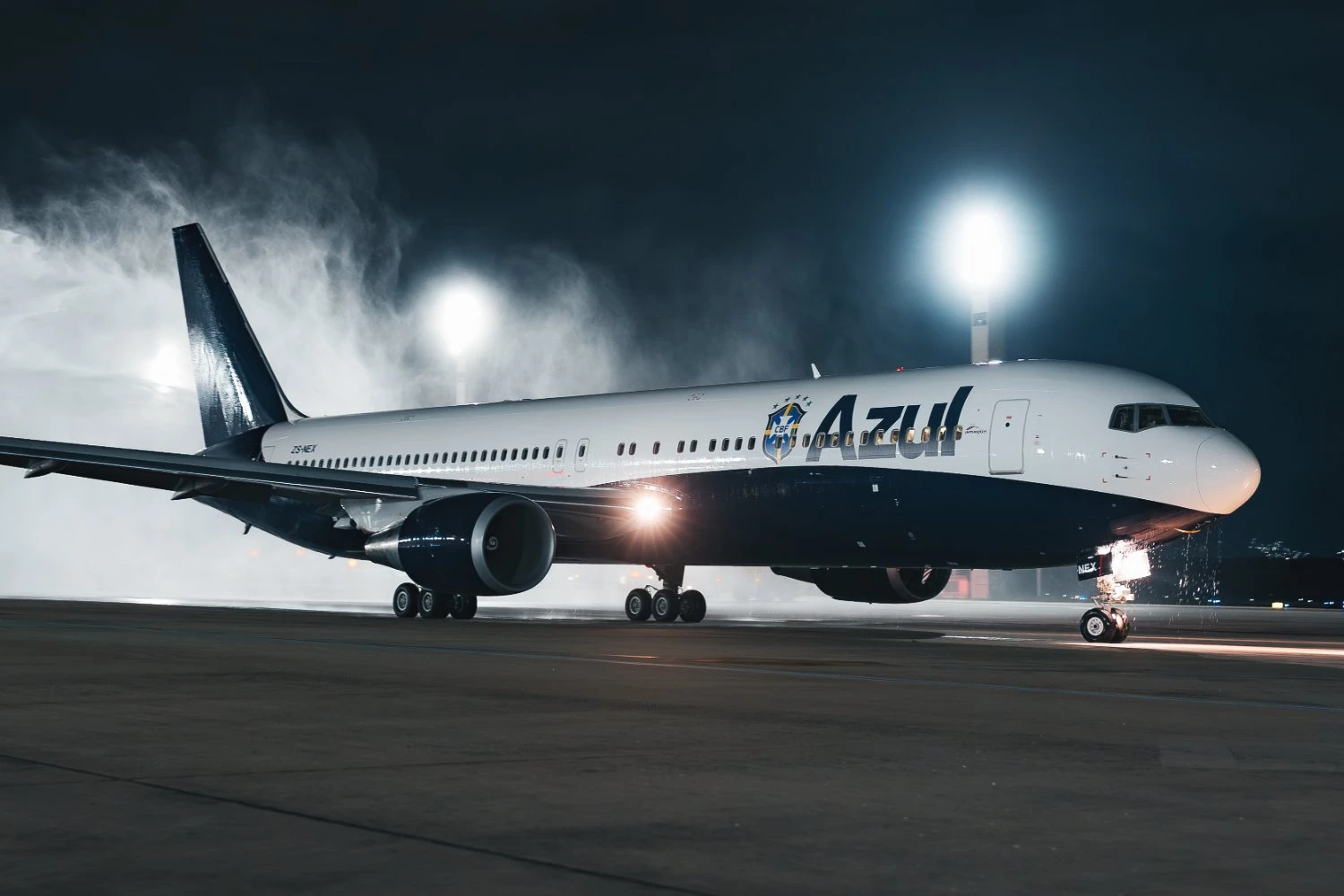 Seleção Brasileira embarca para a Copa do Mundo em Boeing 767 de 35 anos usado pelos Rolling Stones