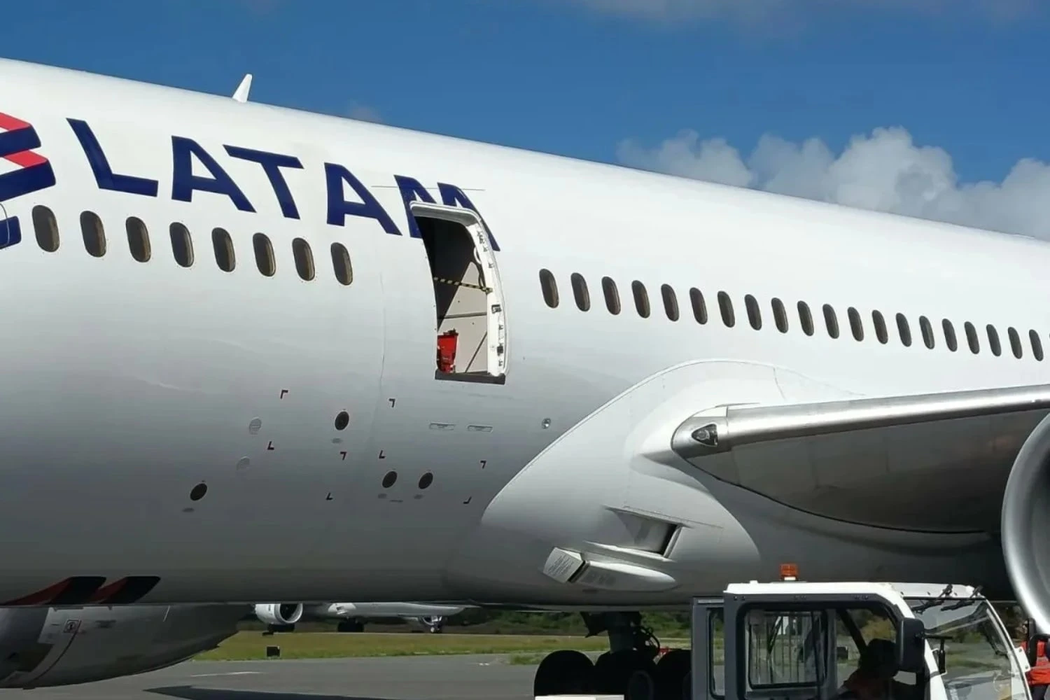 Boeing 787 da LATAM fica retido na Ilha de Páscoa após porta de passageiro ser arrancada
