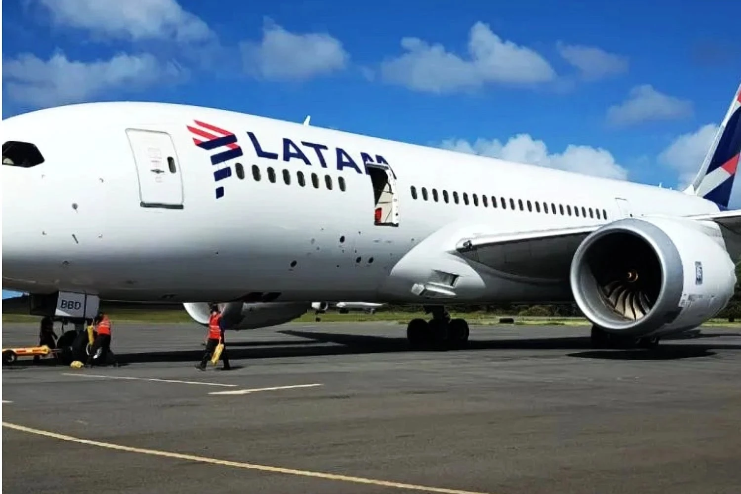 Boeing 787 teve sua porta arrancada durante a conexão com a ponte de embarque (Social media)