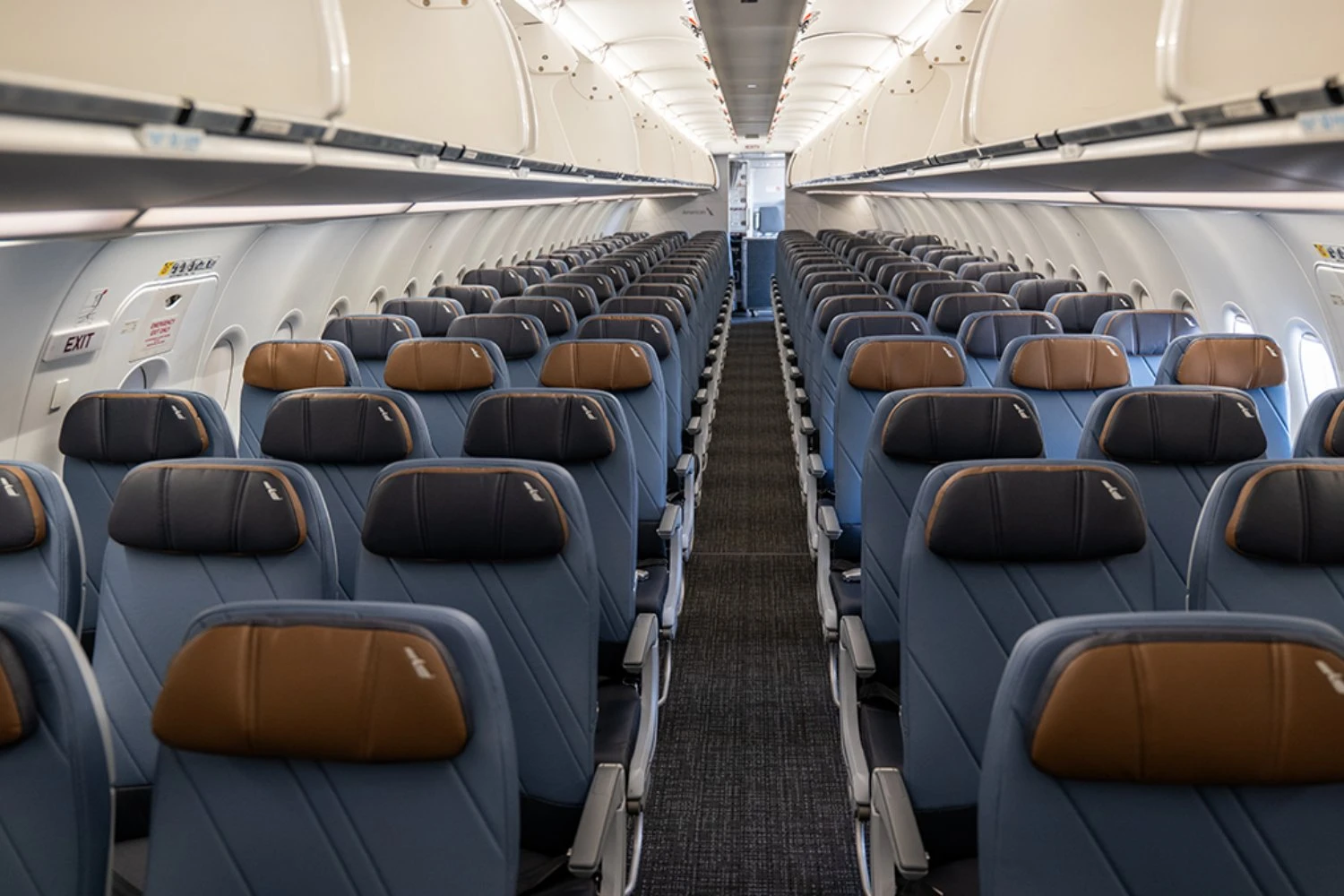 Interior da cabine de um Airbus A319/A320 da American Airlines reformado