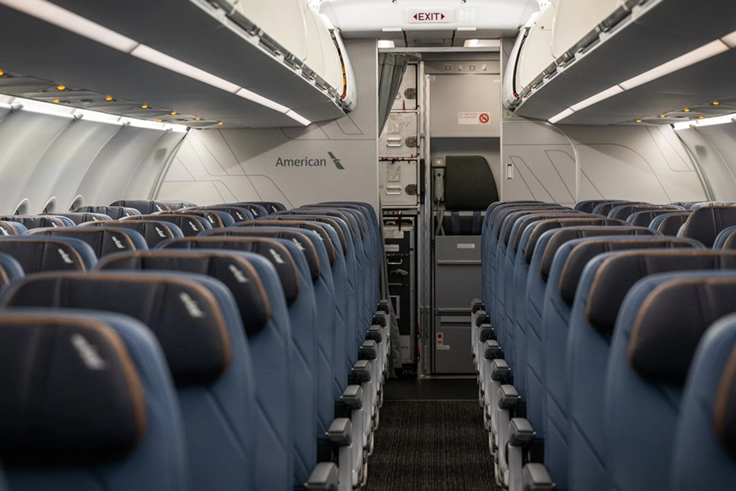 Interior da cabine de um Airbus A319/A320 da American Airlines reformado
