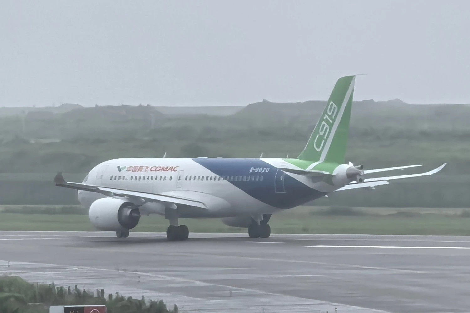 COMAC C919-600 em testes de táxi