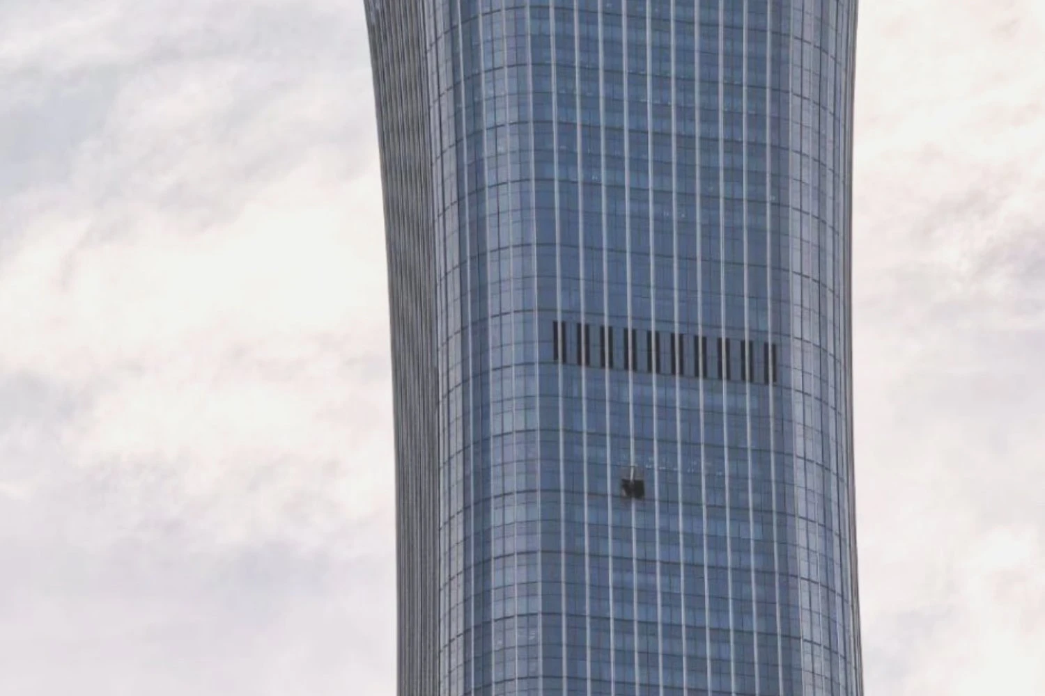 Buraco deixado no CITIC Tower pelo avião monomotor em Pequim