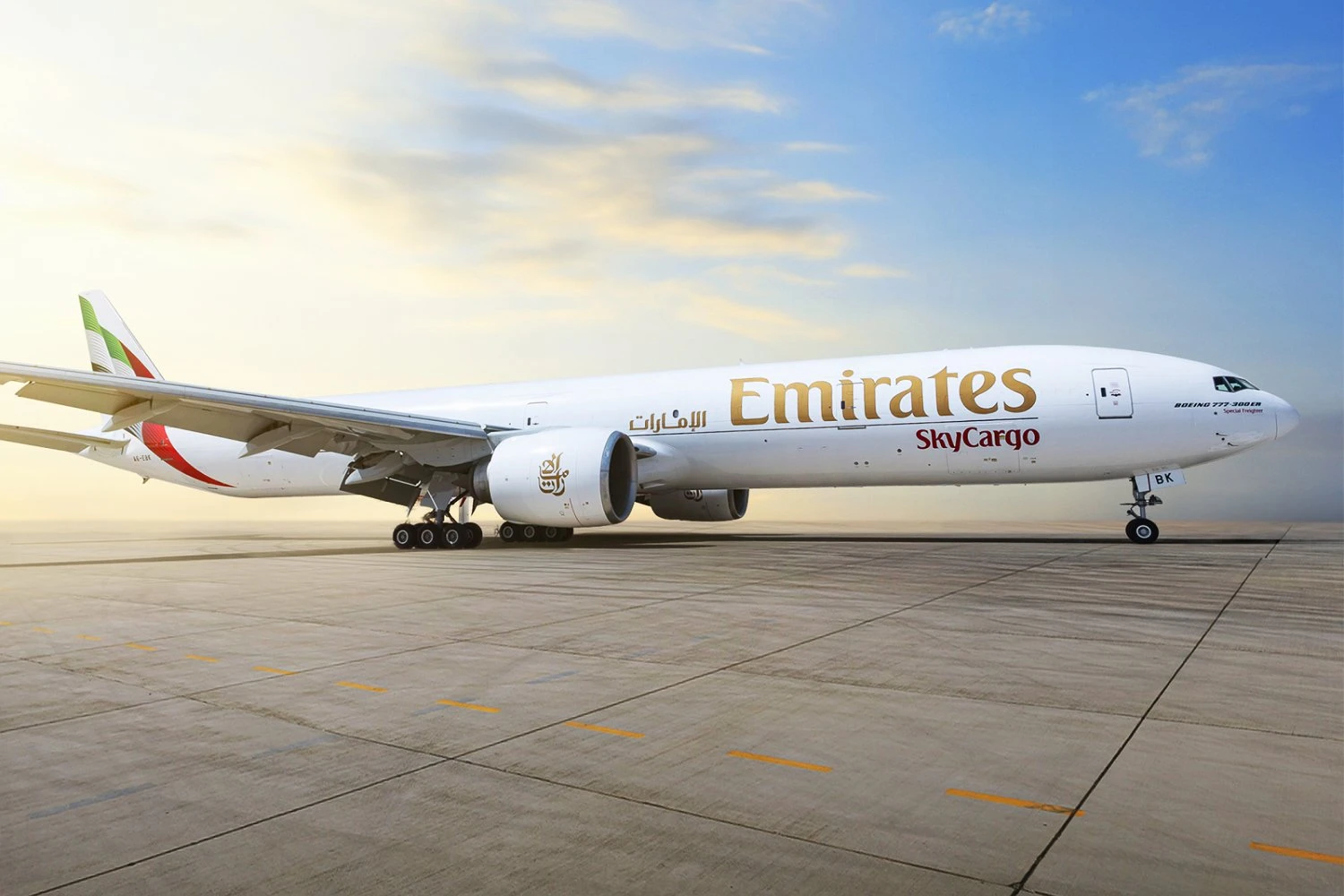 Emirates recebe primeiro cargueiro convertido Boeing 777-300ERSF