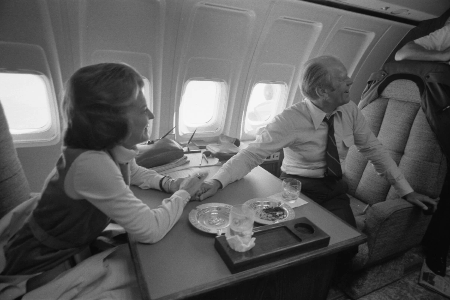 Primeira dama Betty Ford e o presidente Gerald Ford a bordo do VC-137C