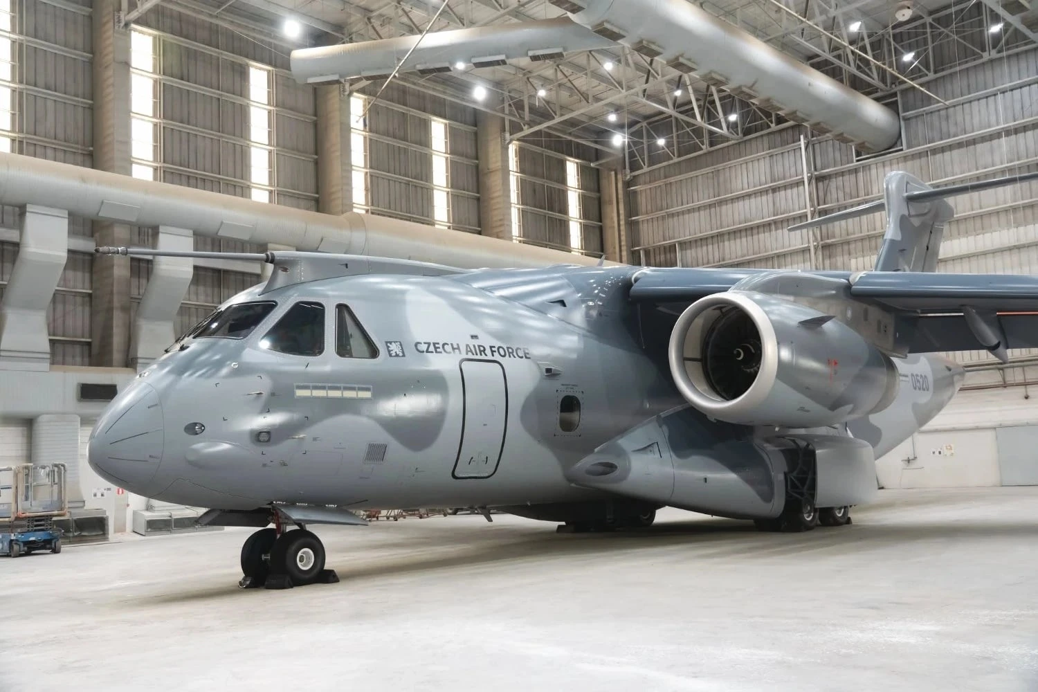 Força Aérea Tcheca primeiro C-390 com esquema de camuflagem final (Embraer)