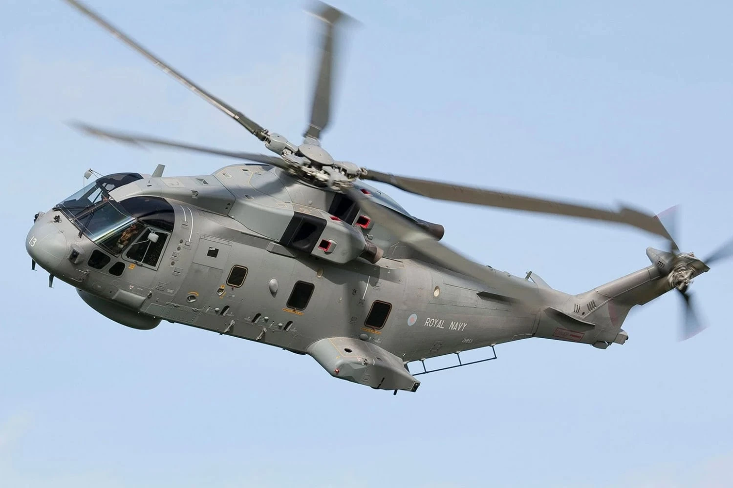 Três militares da Royal Navy morrem em acidente com helicóptero Merlin na Inglaterra