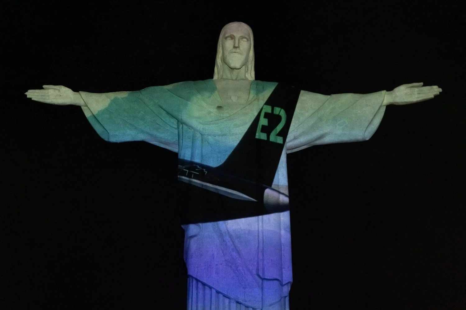 Embraer projeta imagens no Cristo Redentor na abertura da assembleia da IATA no Rio