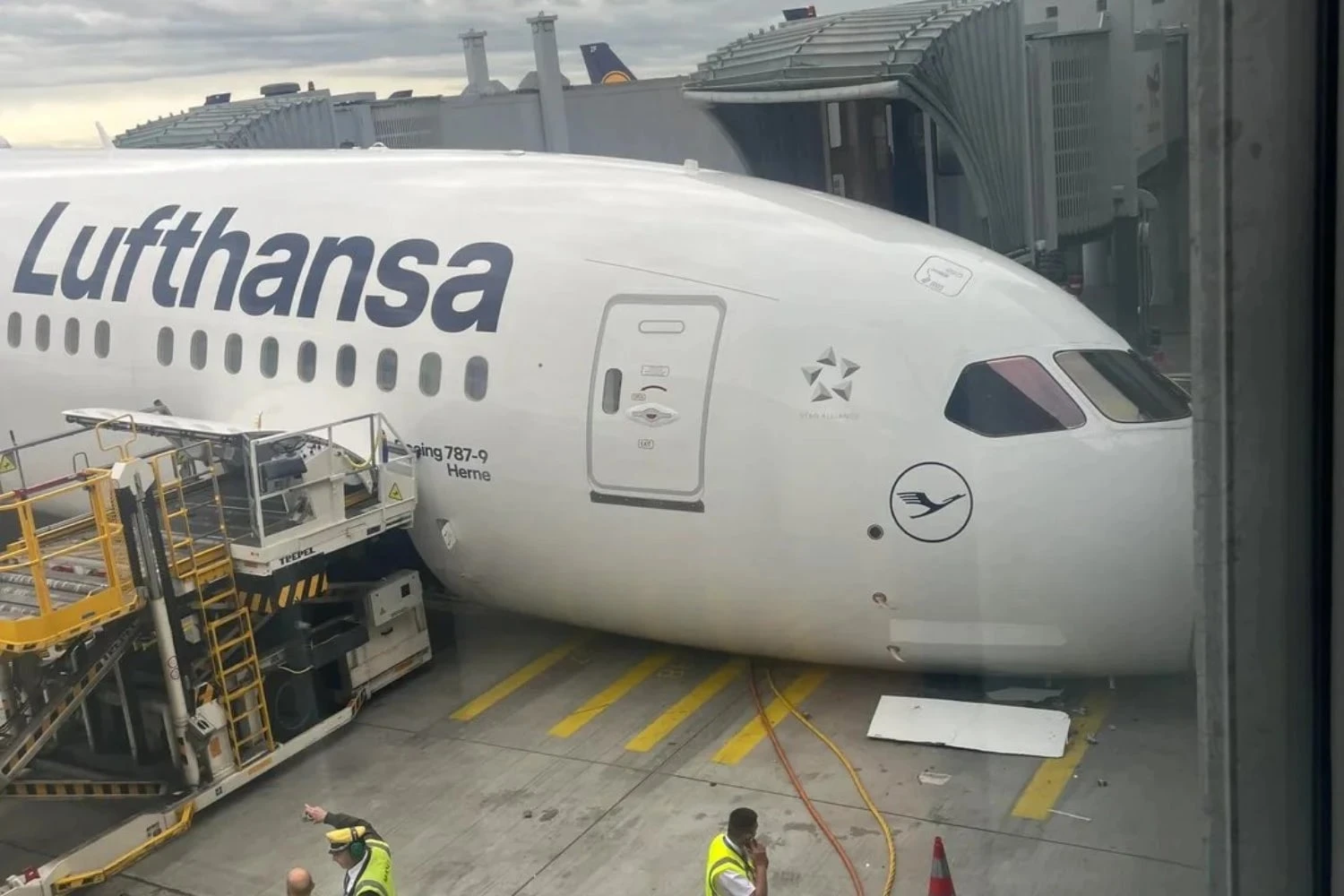 Trem de pouso dianteiro de Boeing 787-9 da Lufthansa colapsa em Frankfurt