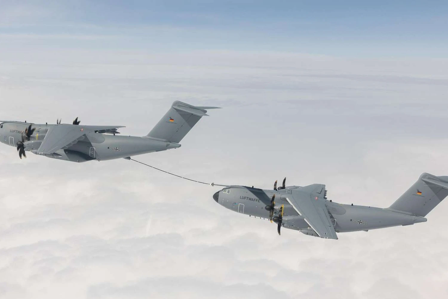 Um A400M reabastece no ar a aeronave que bateu o recorde