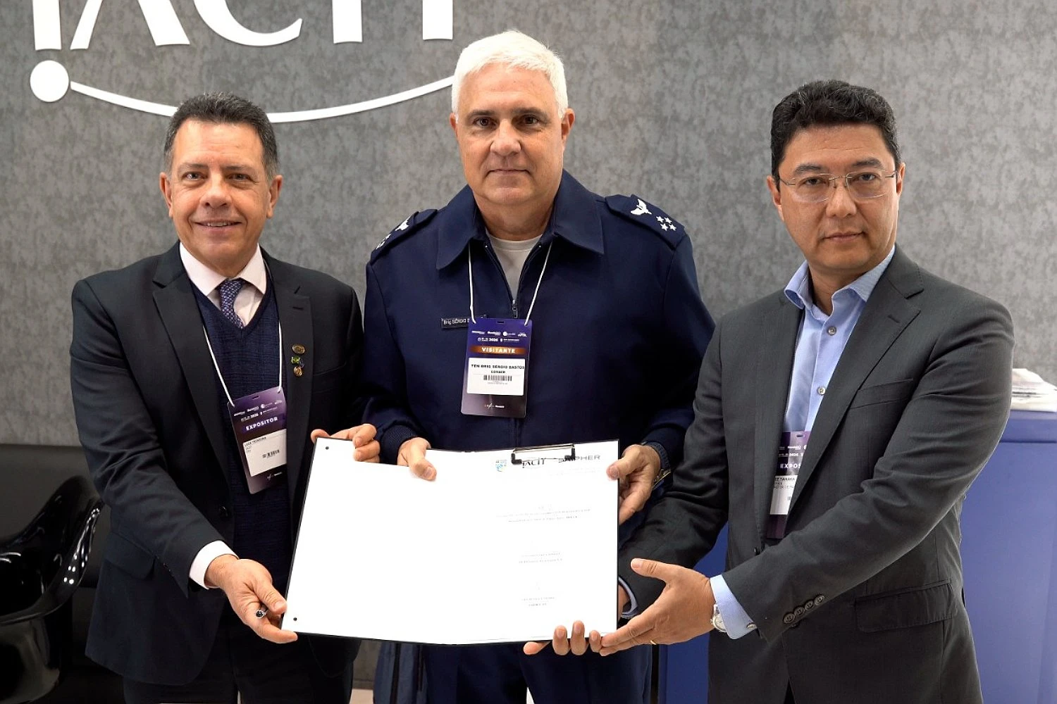 Luiz Teixeira, CEO da IACIT, Tenente-Brigadeiro do Ar, Sérgio Rodrigues Pereira Bastos Júnior, Diretor-Geral do DECEA e Luiz Henrique Tanaka, diretor de Marketing da Saipher
