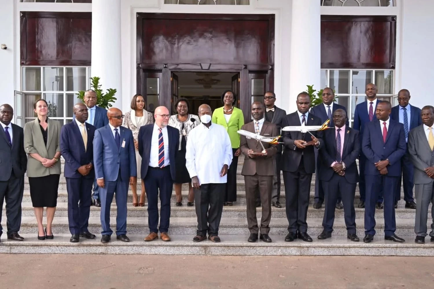 Membros do governo de Uganda, da companhia aérea e da Boeing durante a assinatura do acordo. (Uganda Airlines)