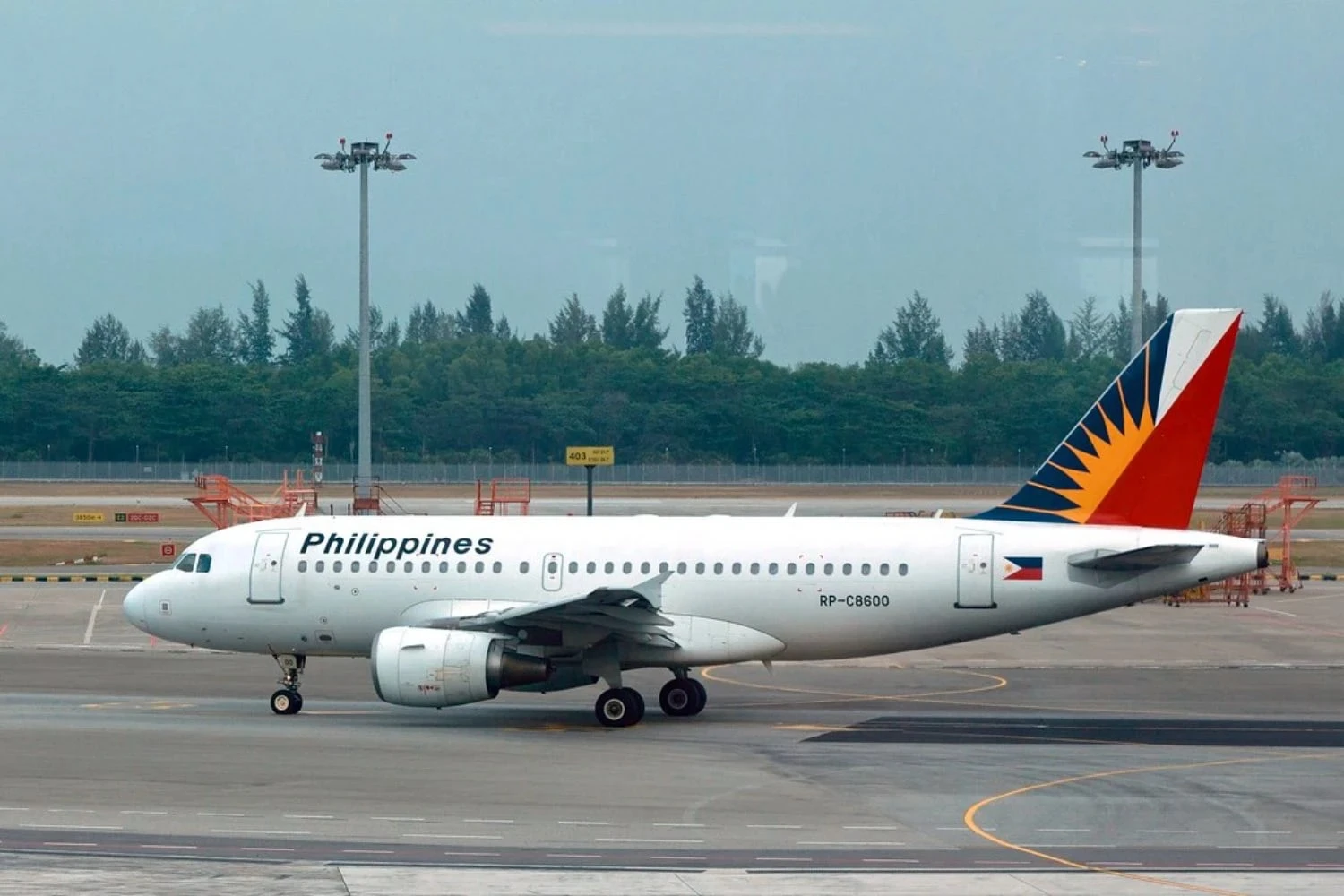 Philippine Airlines Airbus A319-100 (RP-C8600) no aeroporto internacional de Singapura Changi (UweBKK (α 77 on )) (UweBKK (α 77 on ))