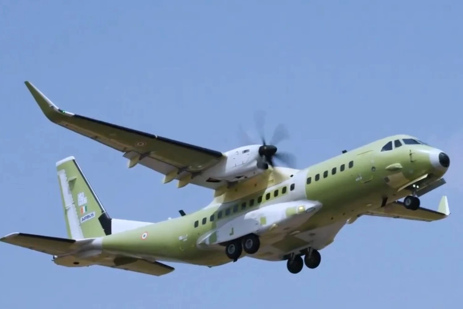 Primeiro Airbus C295 montado na Índia realiza voo inaugural