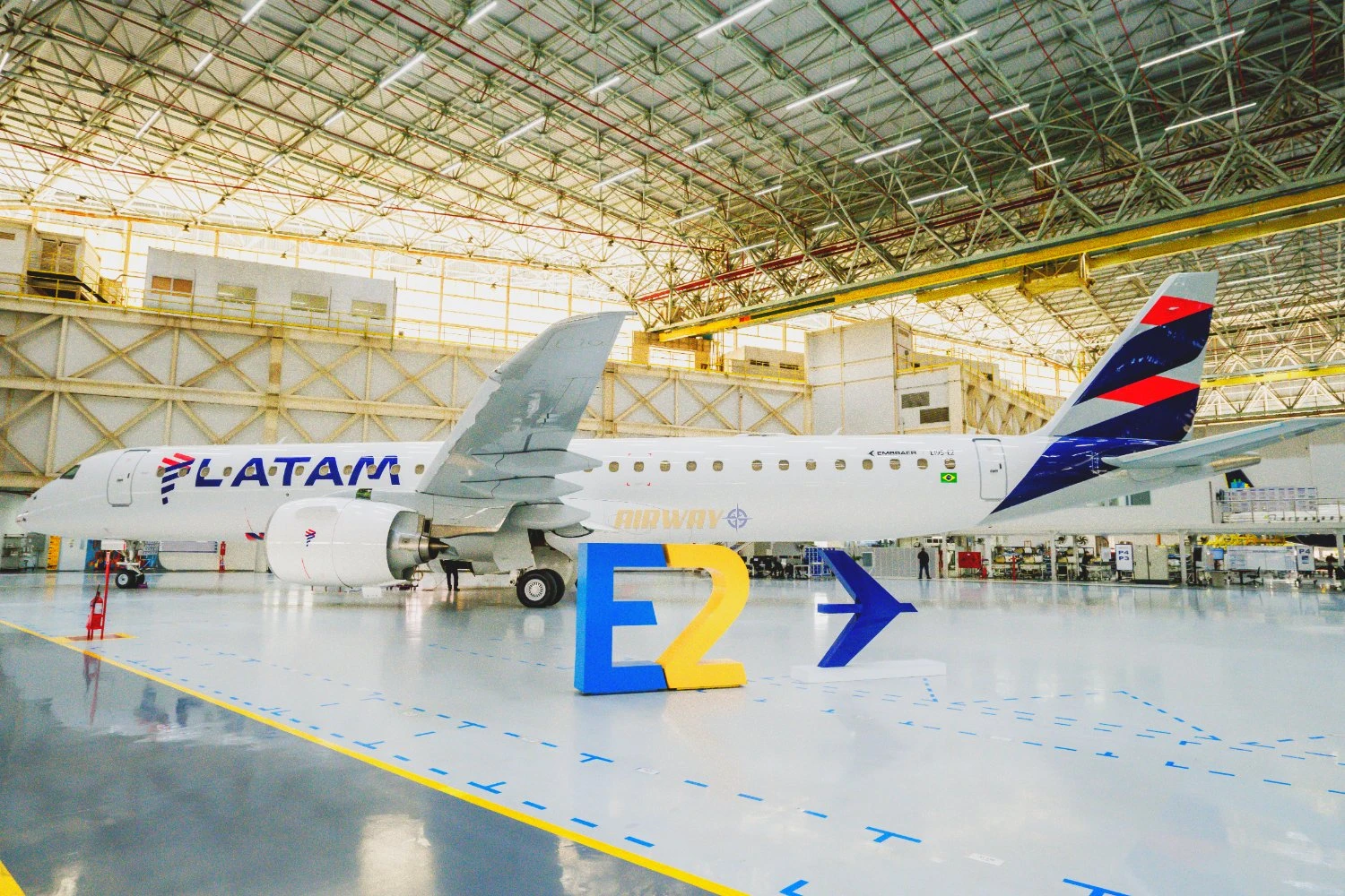 LATAM revela primeiro E195-E2 com nova identidade visual