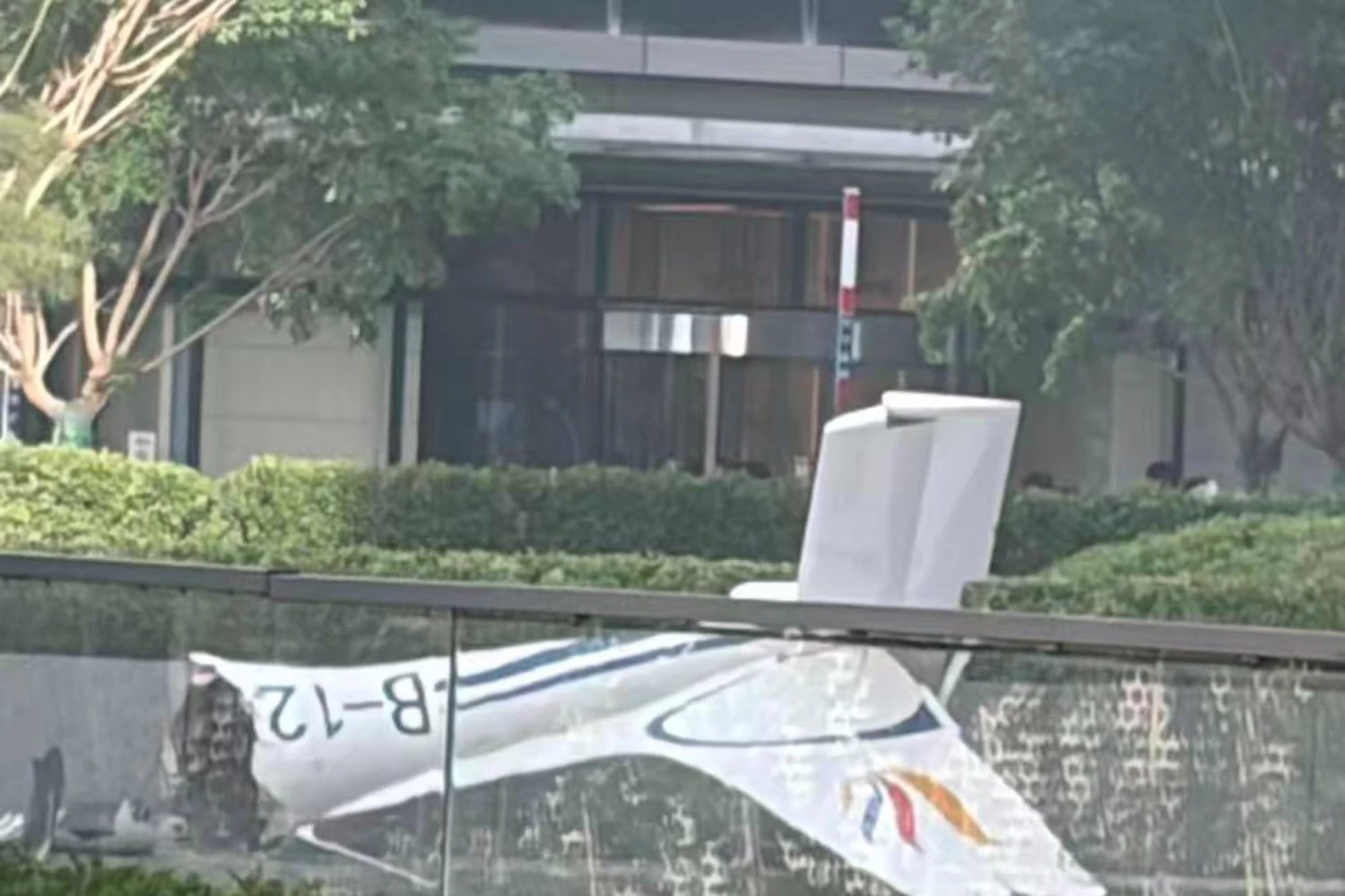 A cauda do avião monomotor caiu sobre o térreo do prédio