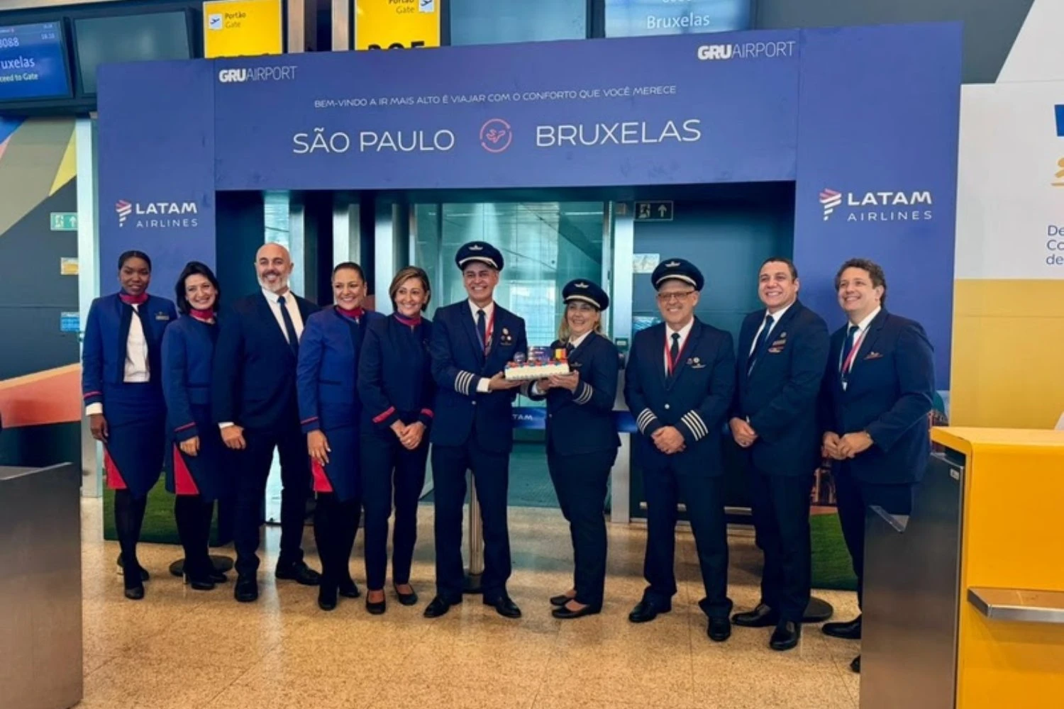 Tripulação do primeiro voo para Bruxelas (LATAM)