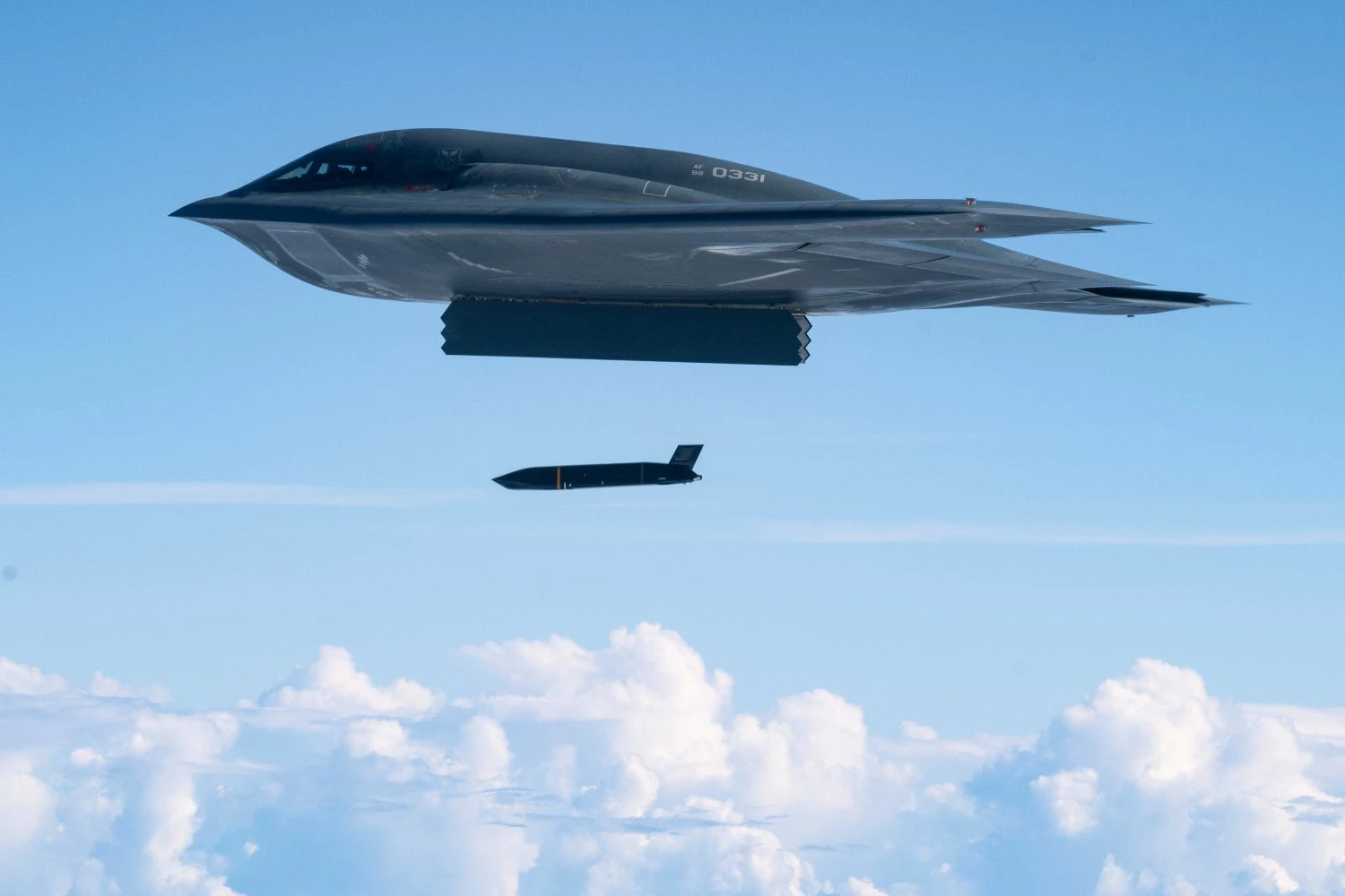 B-2 Spirit lançando o míssil LRASM
